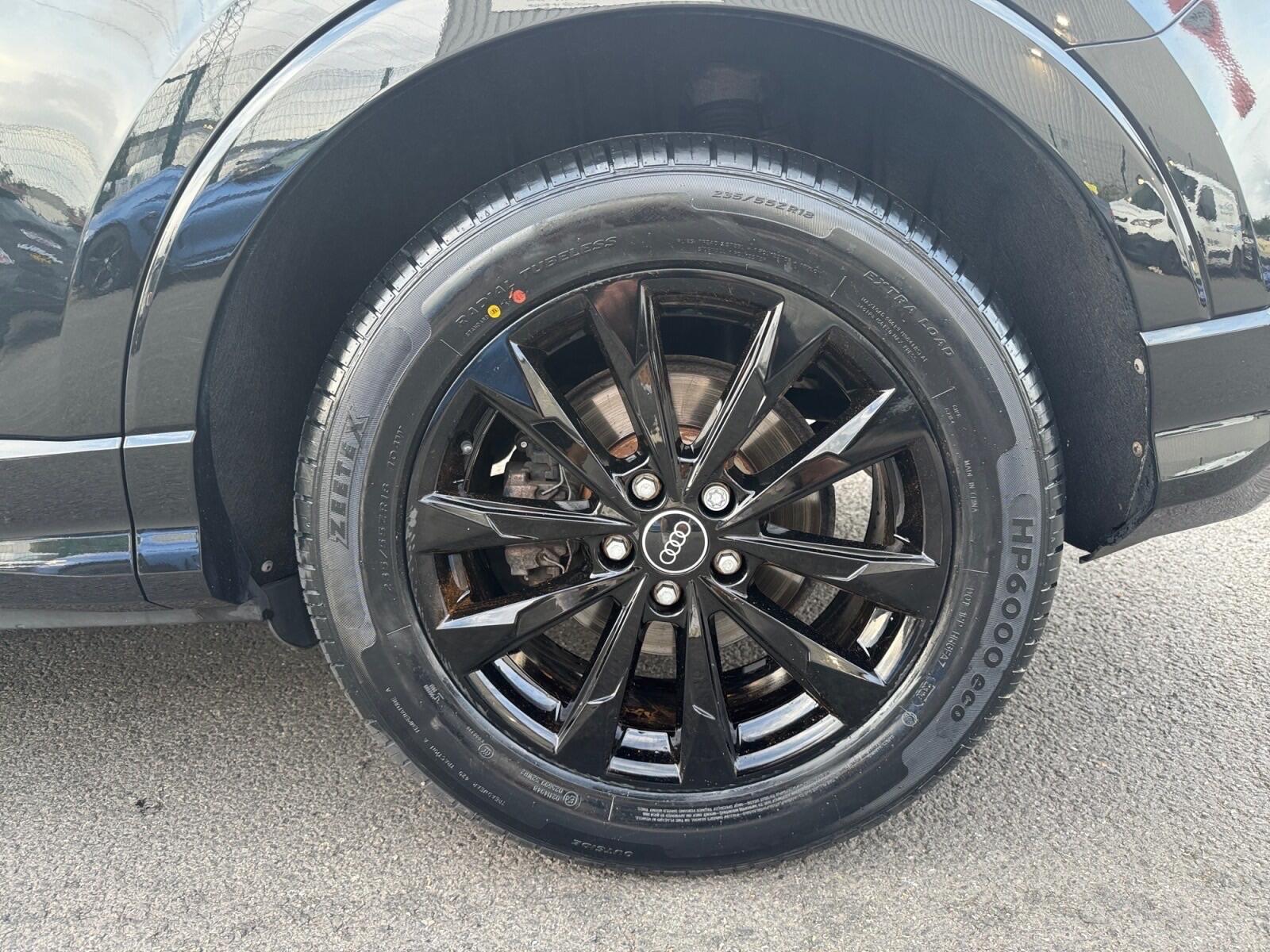 Audi Q3 view 22