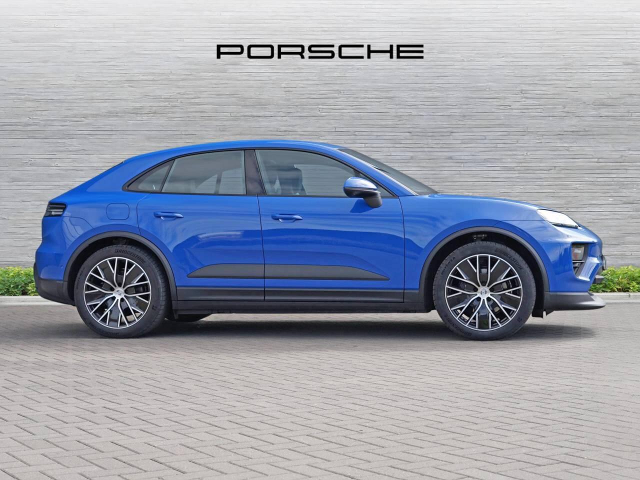Porsche Macan view 3