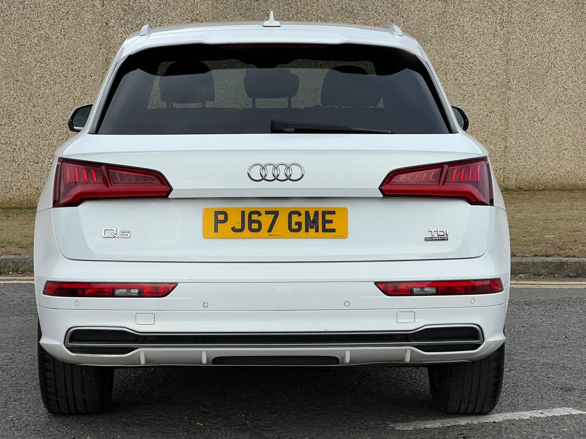 Audi Q5 view 10