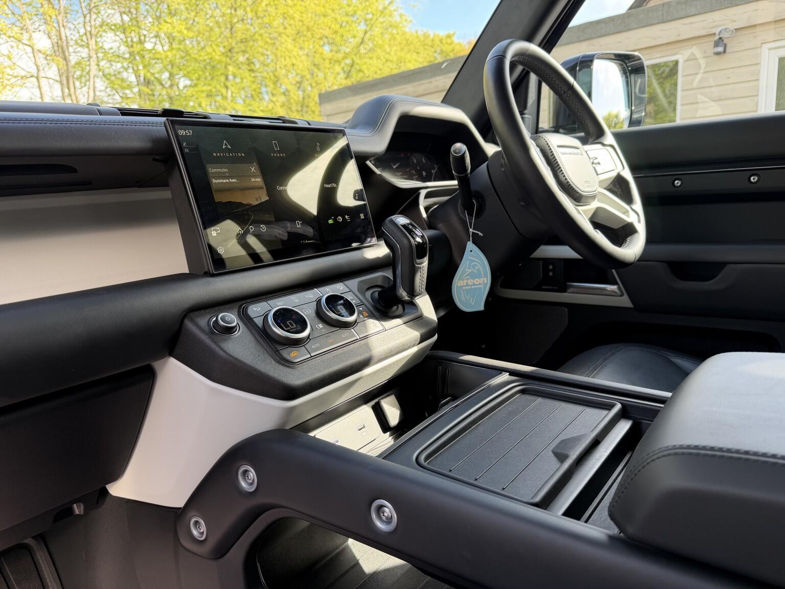 Land Rover Defender 110 view 18