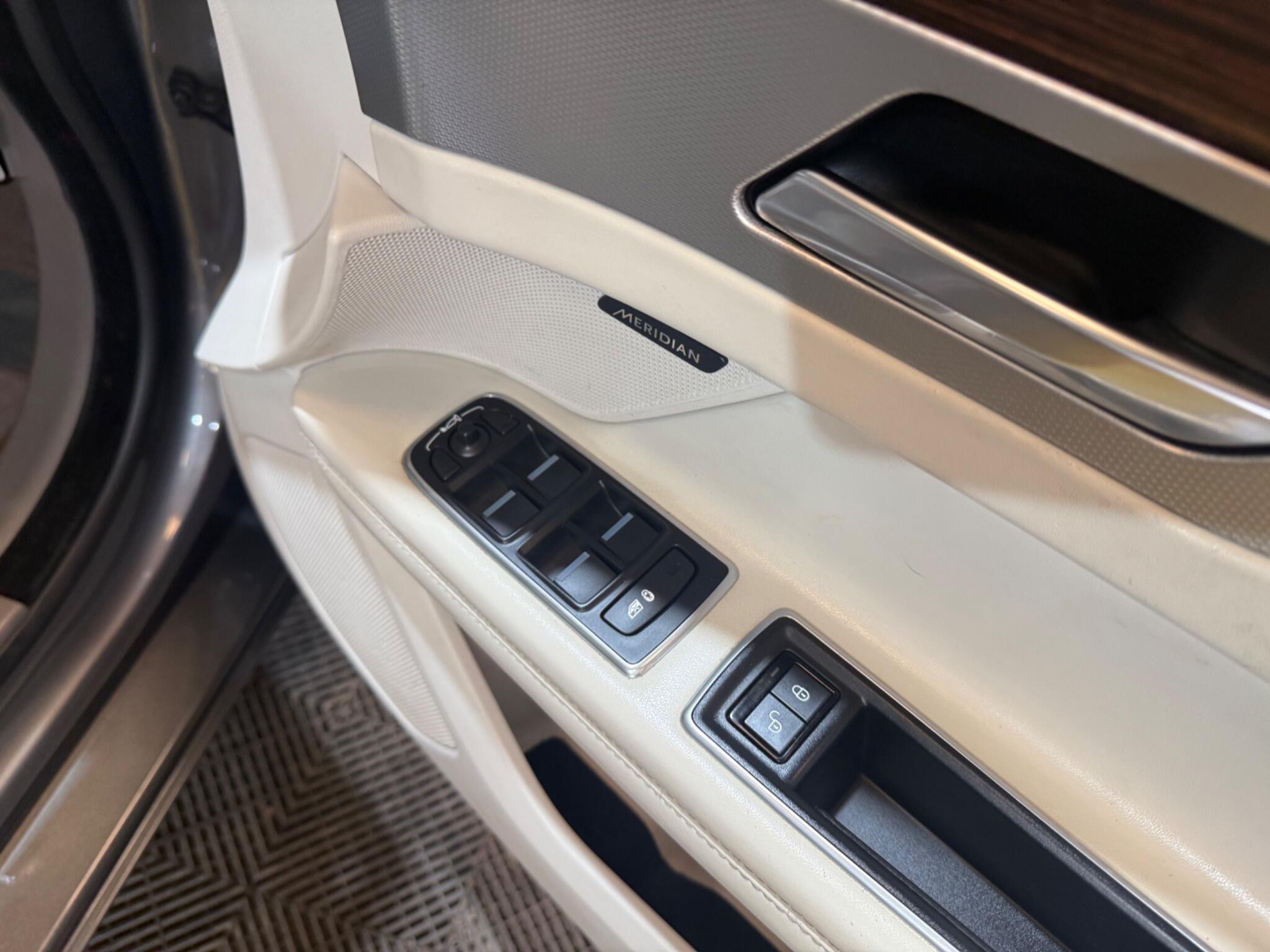 Jaguar XF view 38
