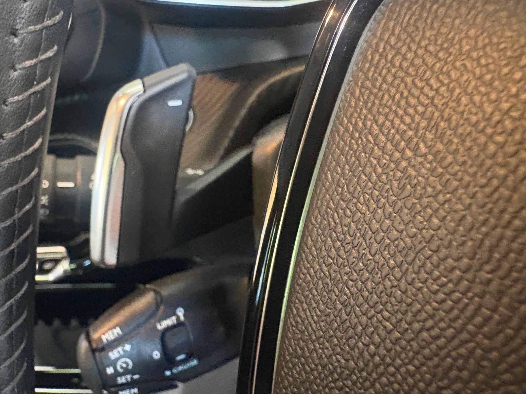 Peugeot 208 view 17