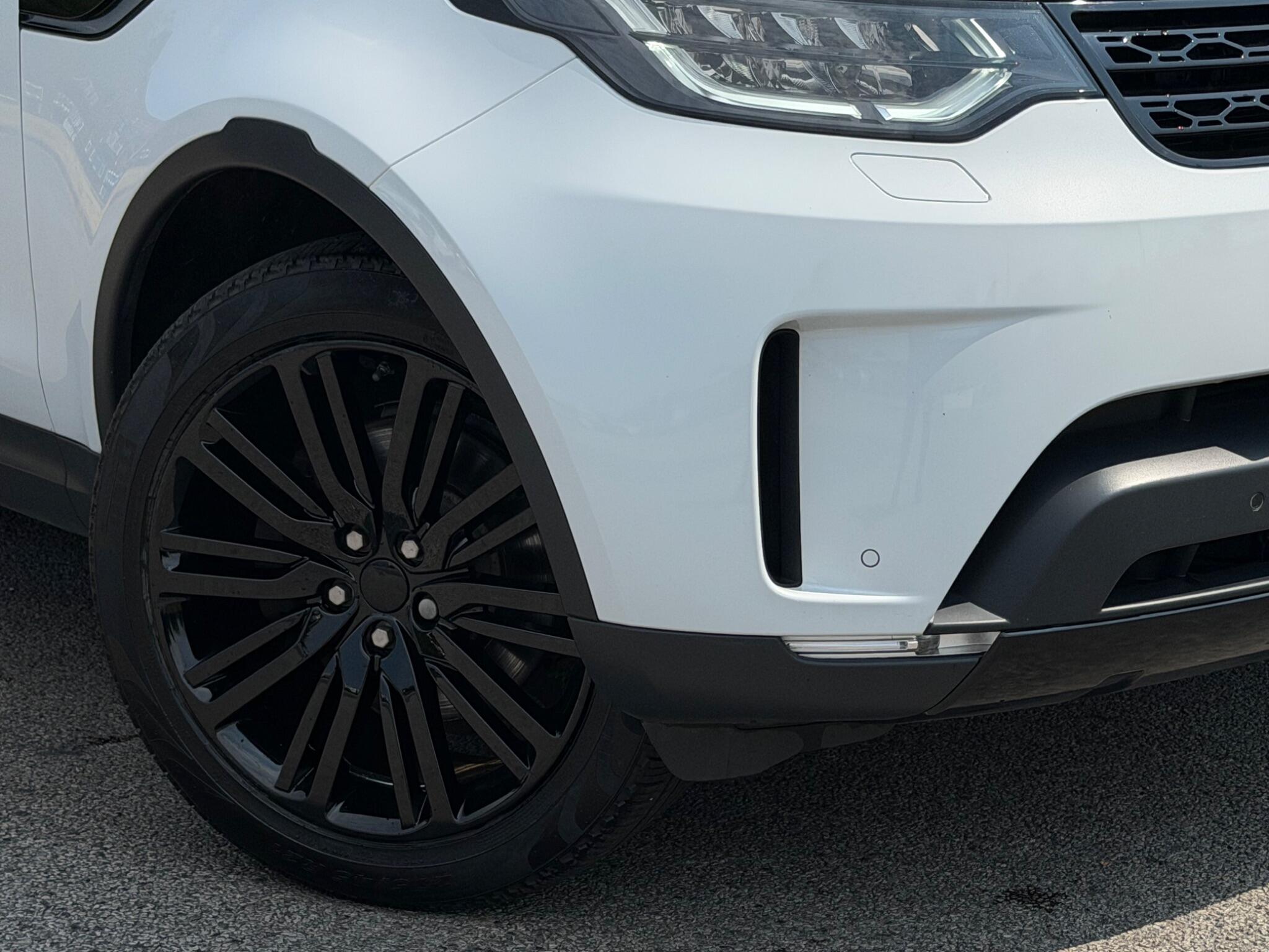 Land Rover Discovery view 30