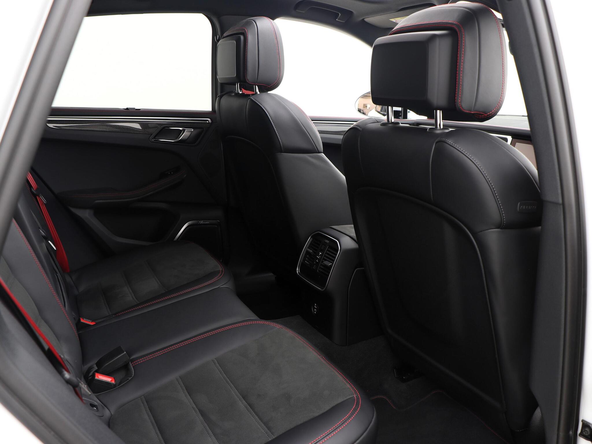 Porsche Macan view 30