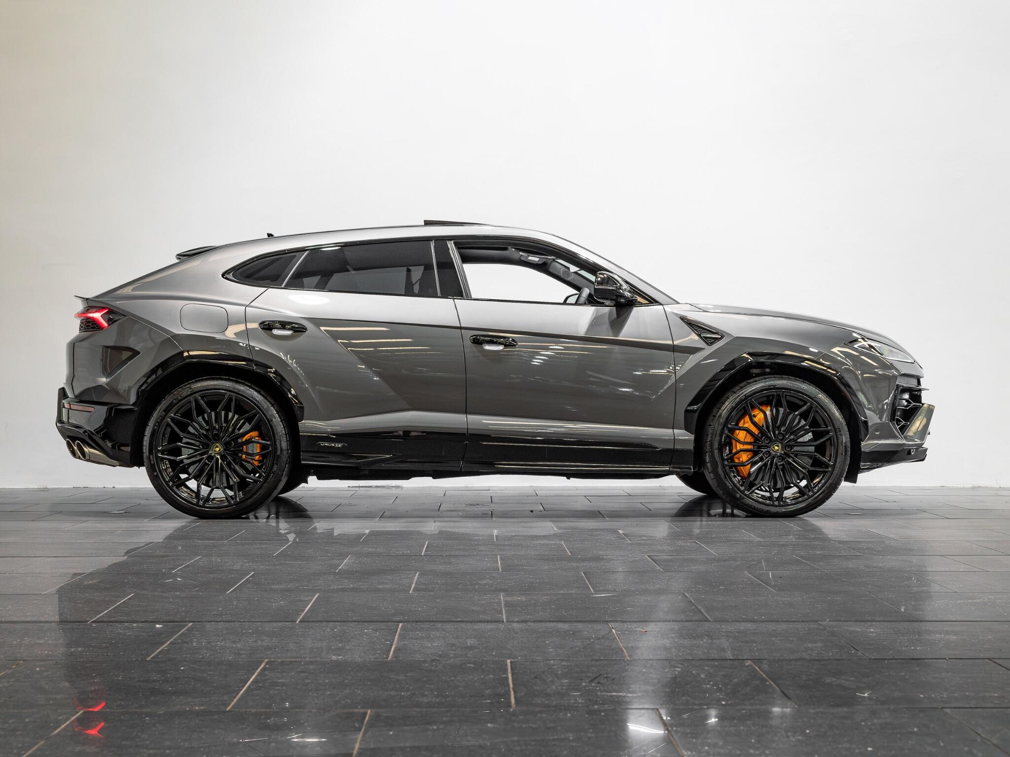 Lamborghini Urus view 7