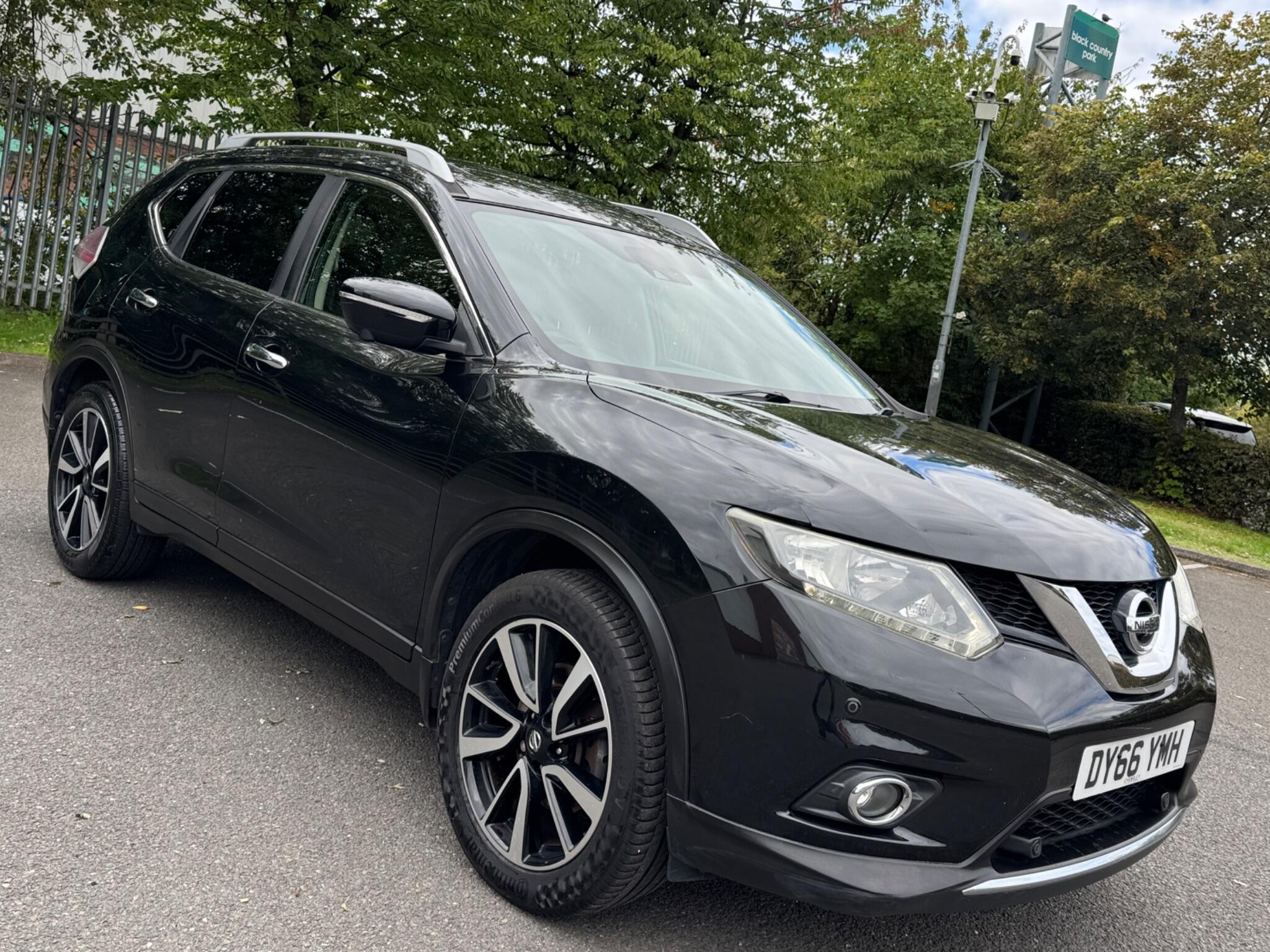 Nissan X-Trail view 2