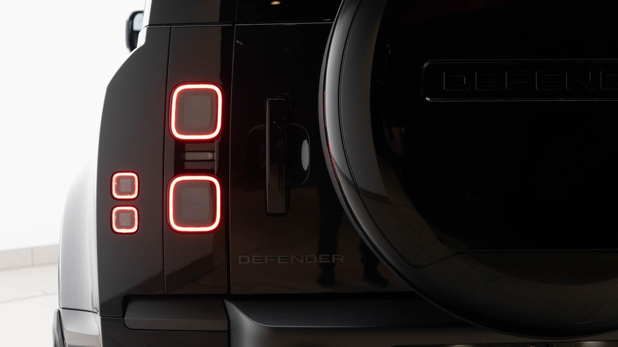 Land Rover Defender 110 view 32