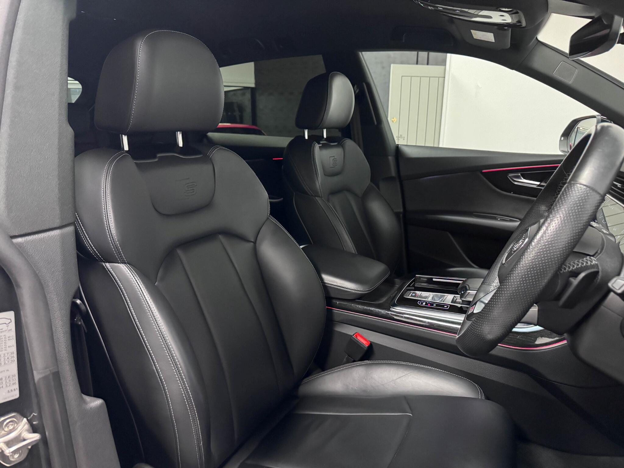 Audi Q8 view 31