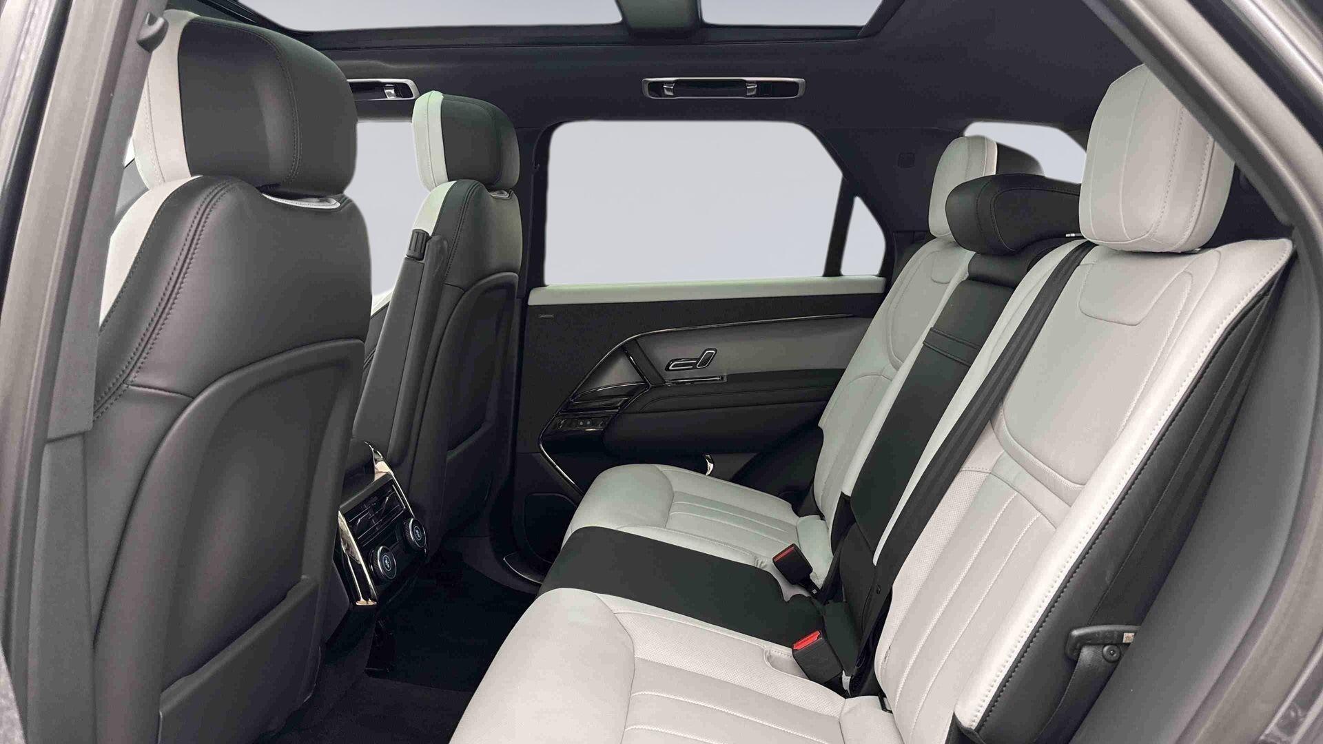 Land Rover Range Rover Sport view 4
