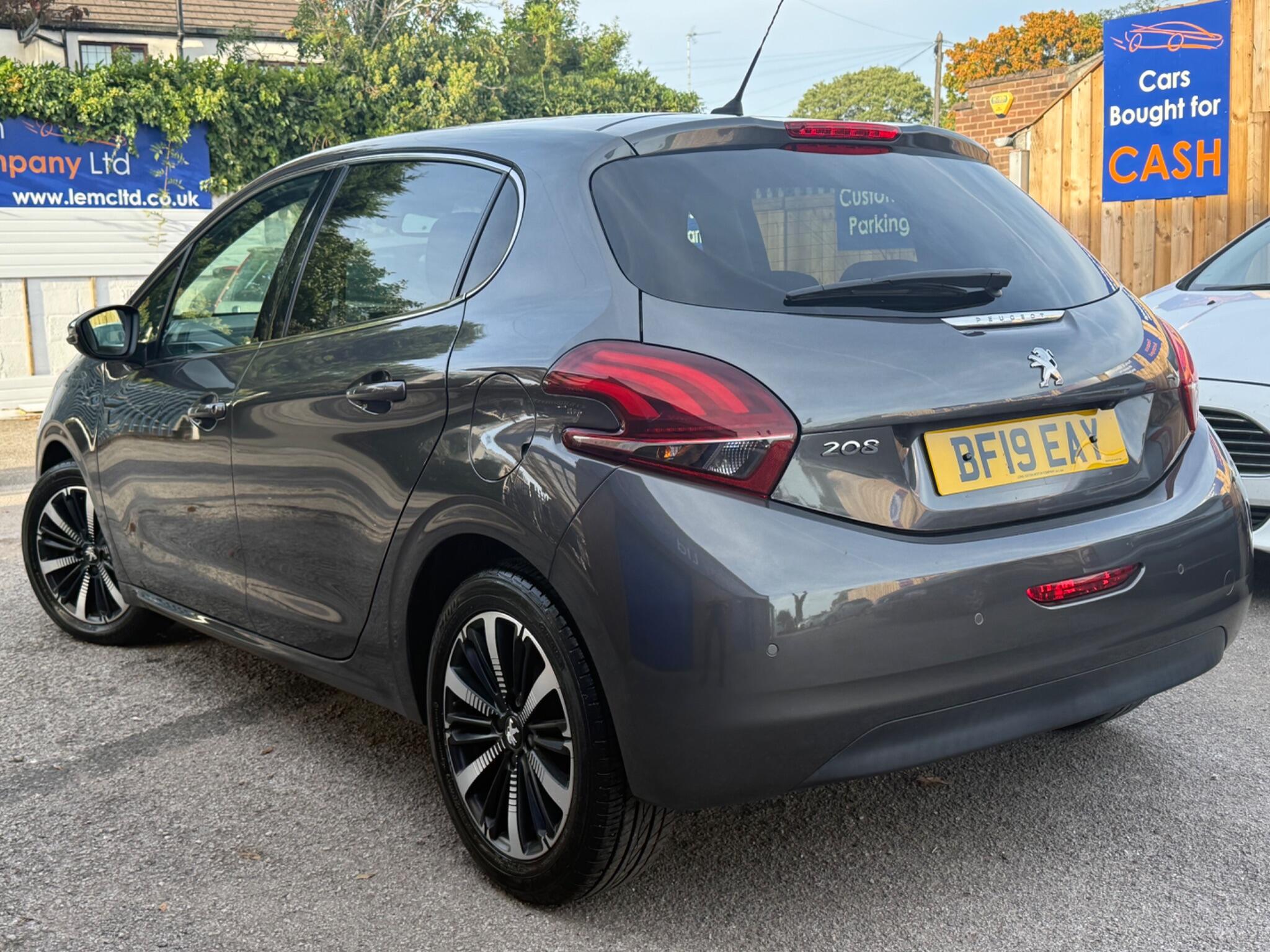Peugeot 208 view 4