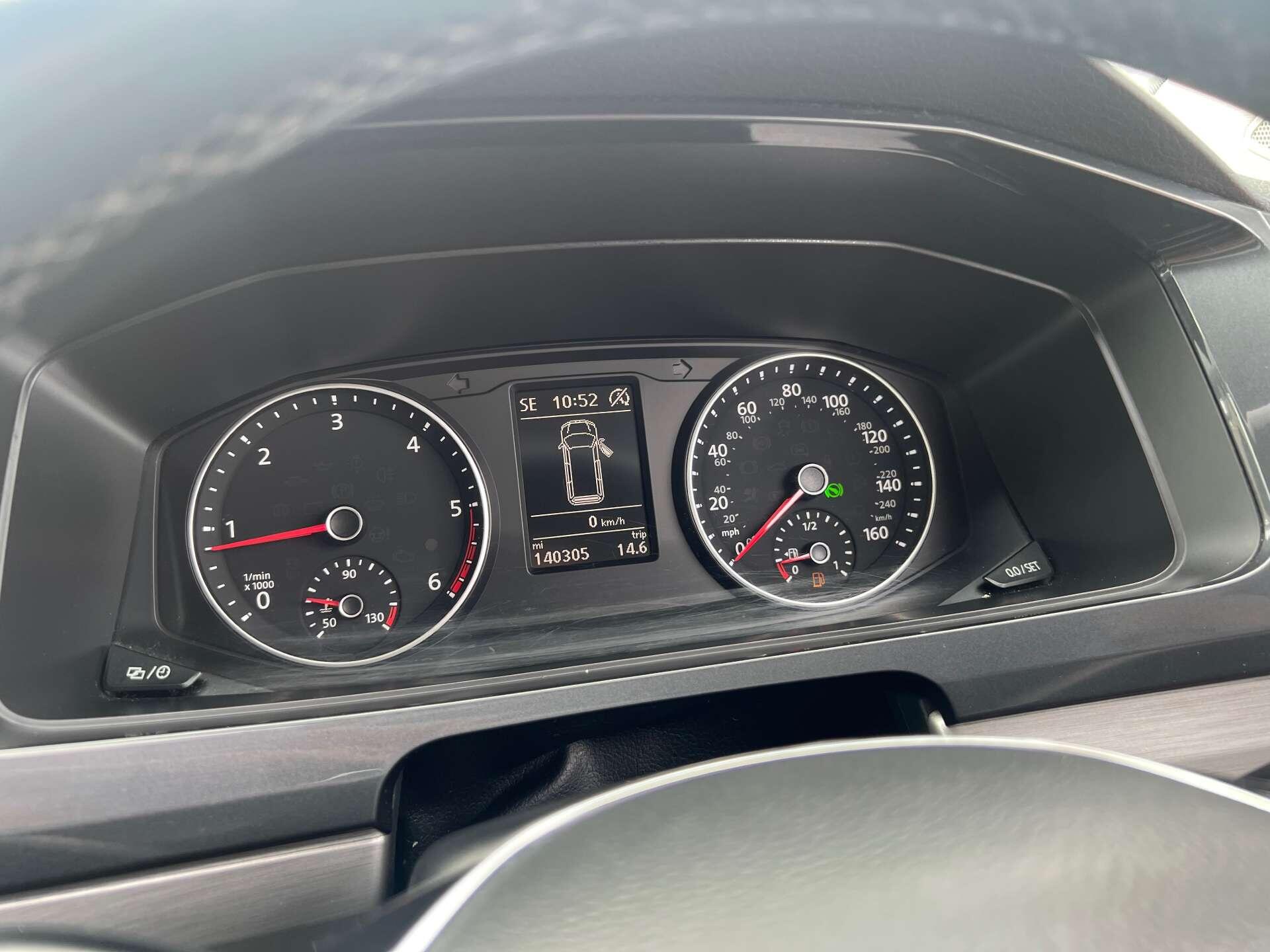 Volkswagen Caravelle view 19