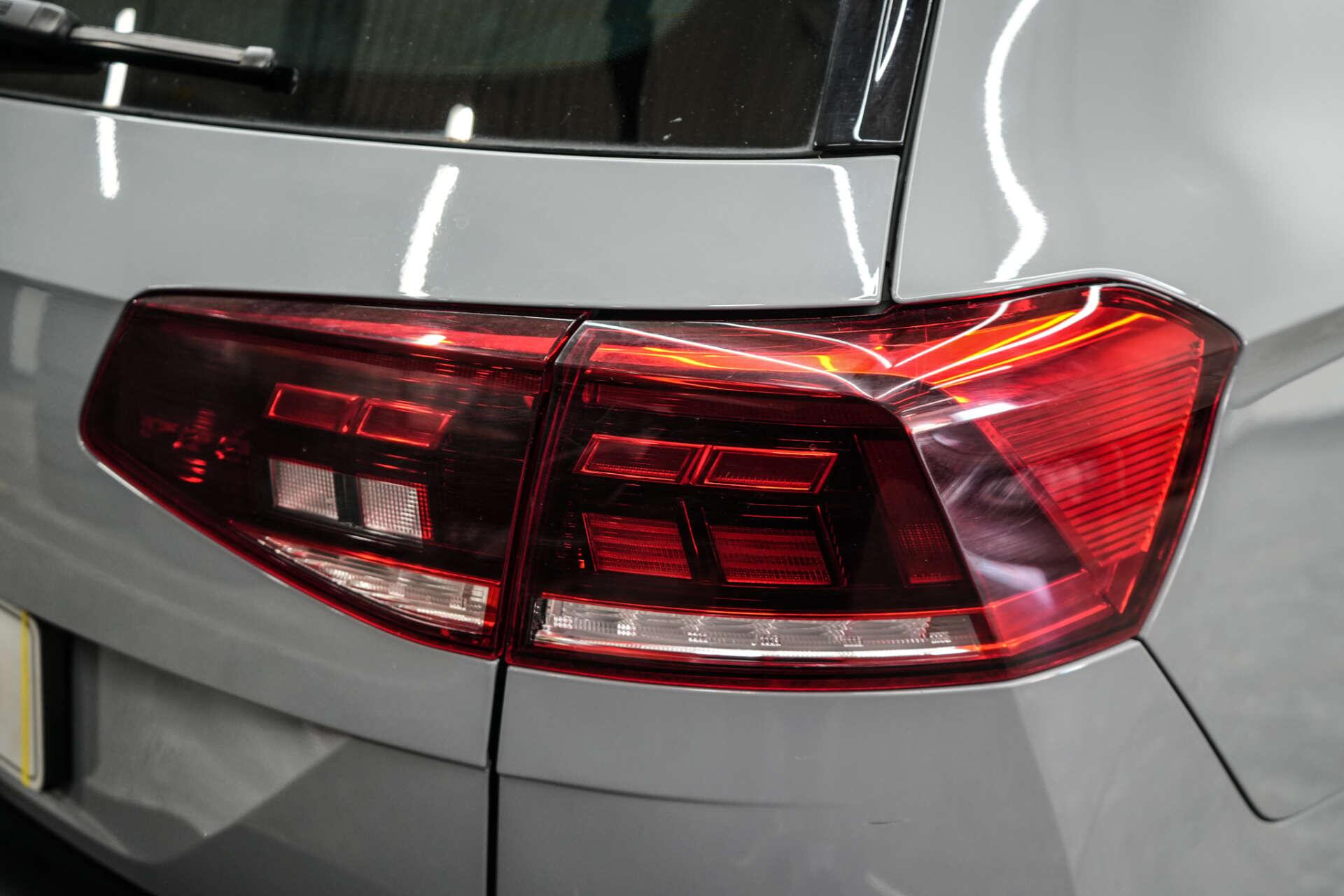 Volkswagen Passat view 9
