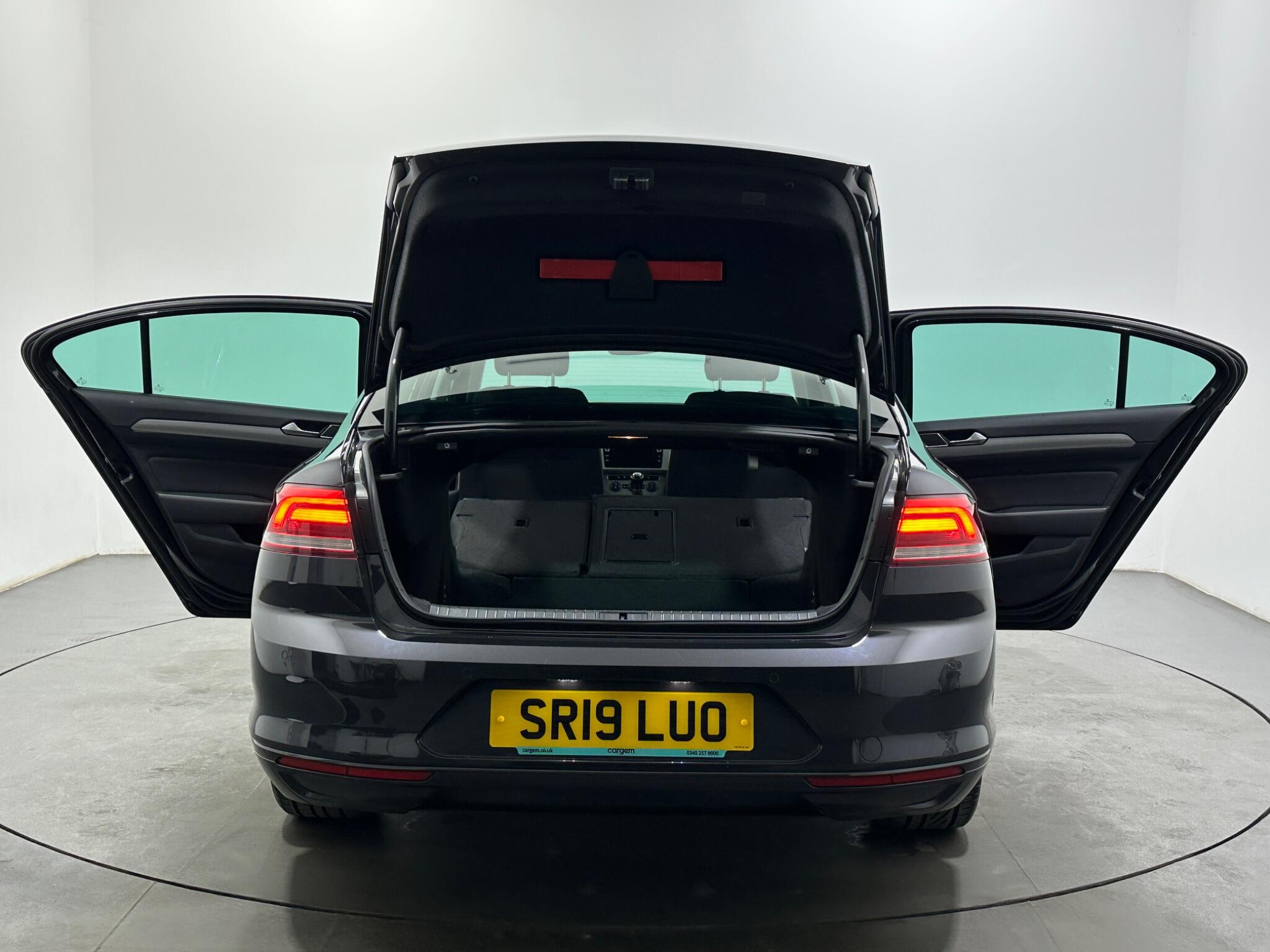 Volkswagen Passat view 44