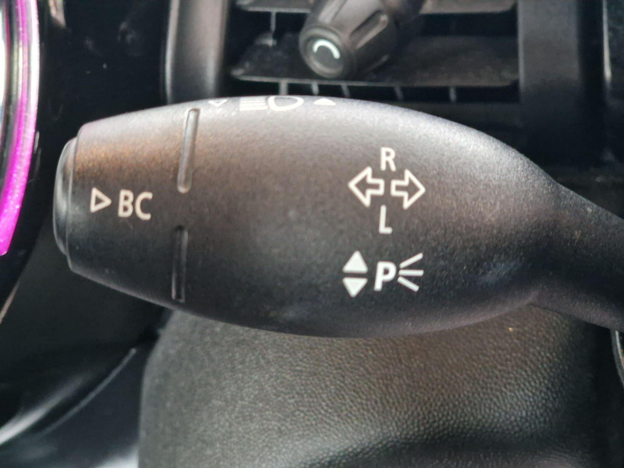 2015 MINI Hatch image 27