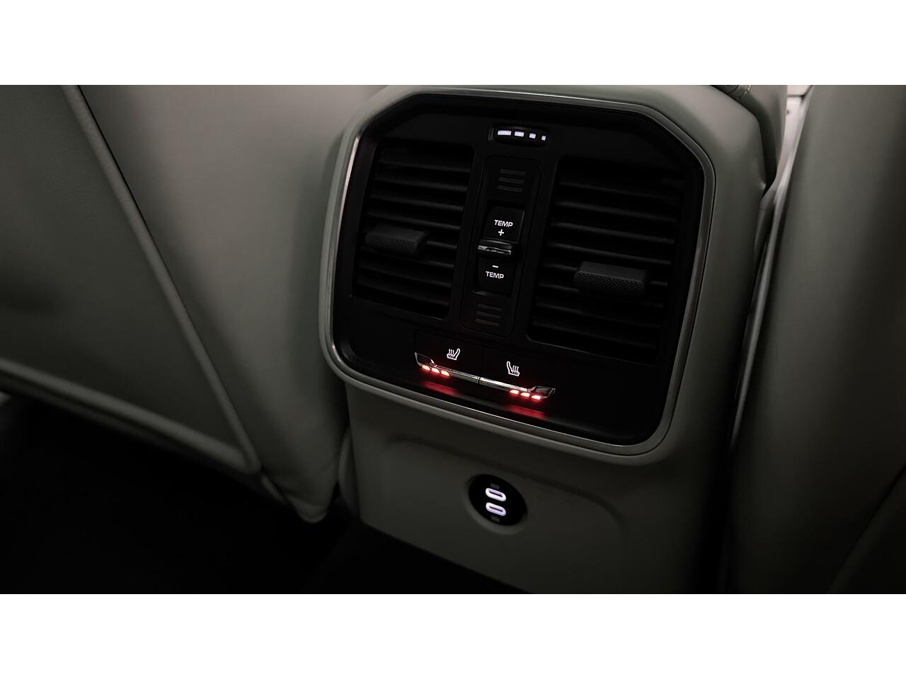 Porsche Macan view 22