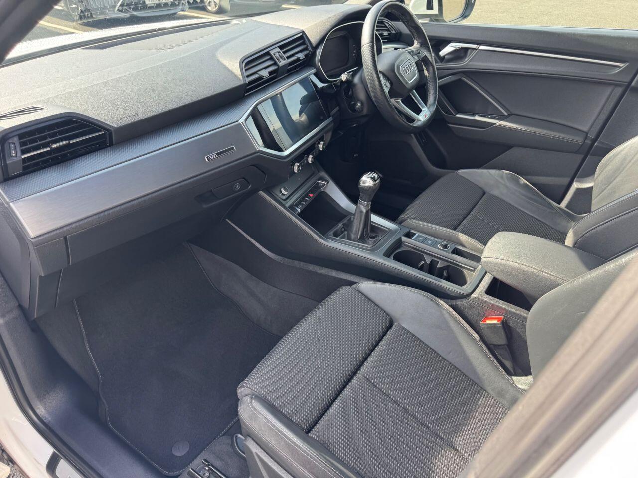Audi Q3 view 18