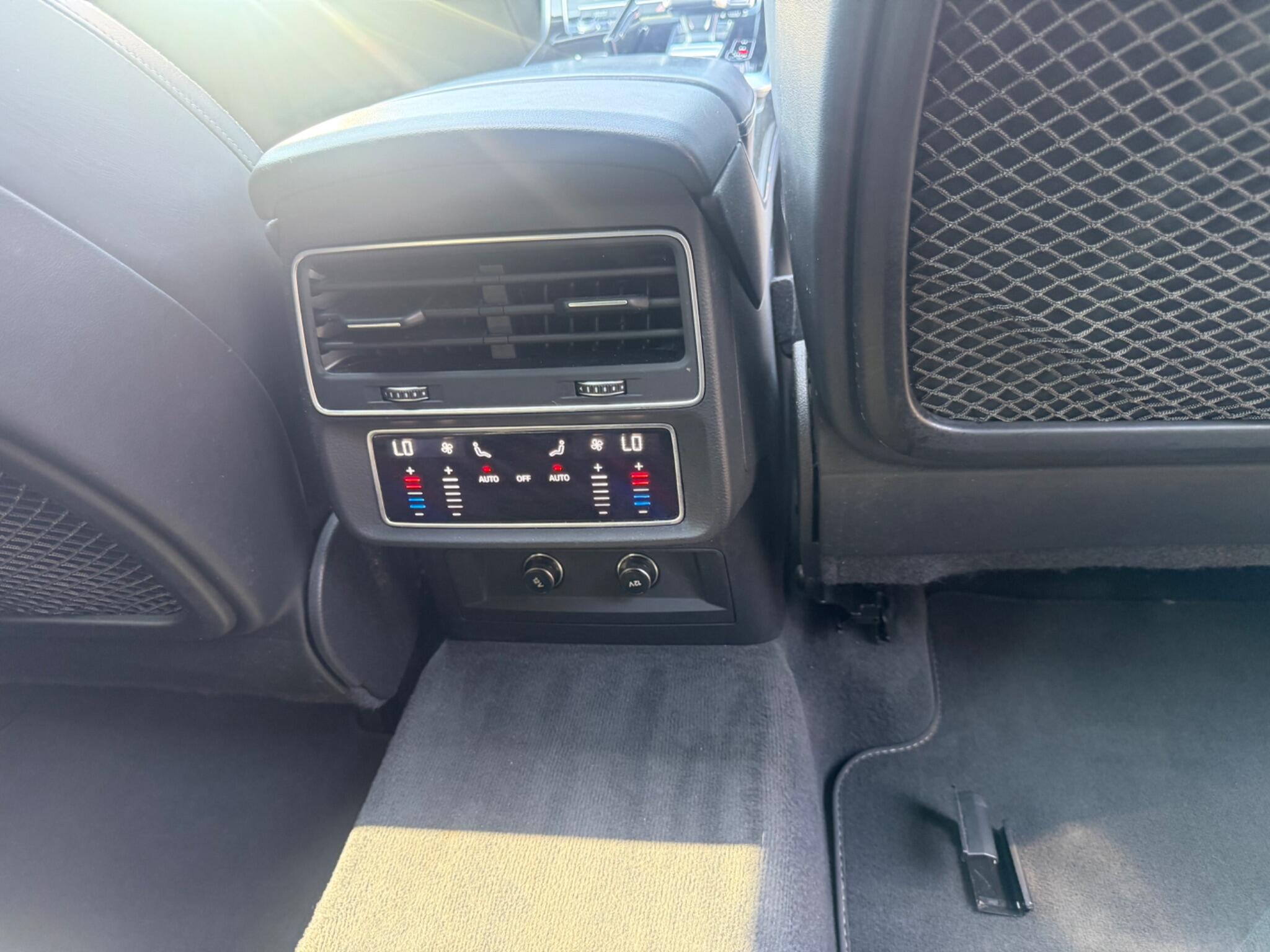 Audi Q7 view 10