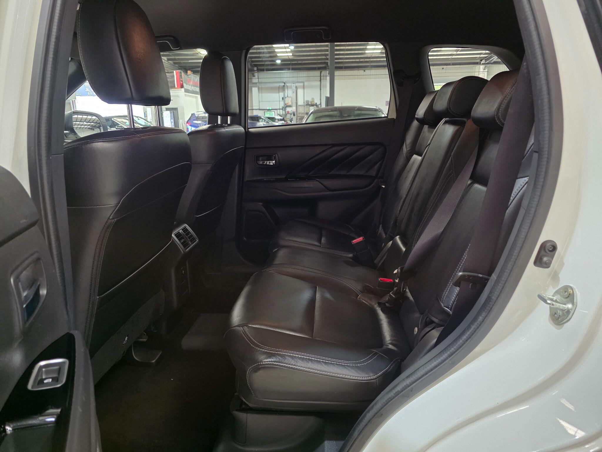 Mitsubishi Outlander view 23