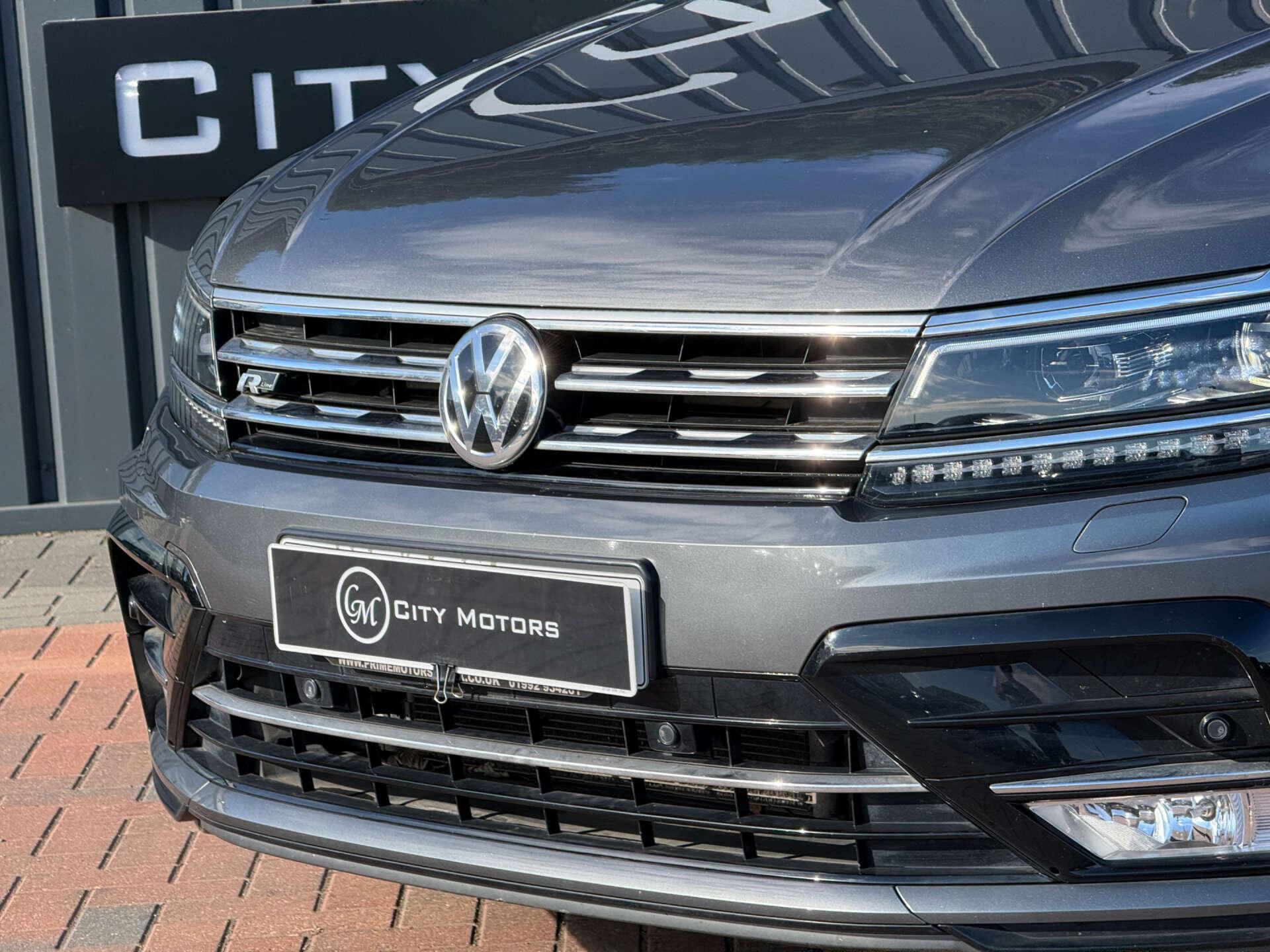 Volkswagen Tiguan view 4