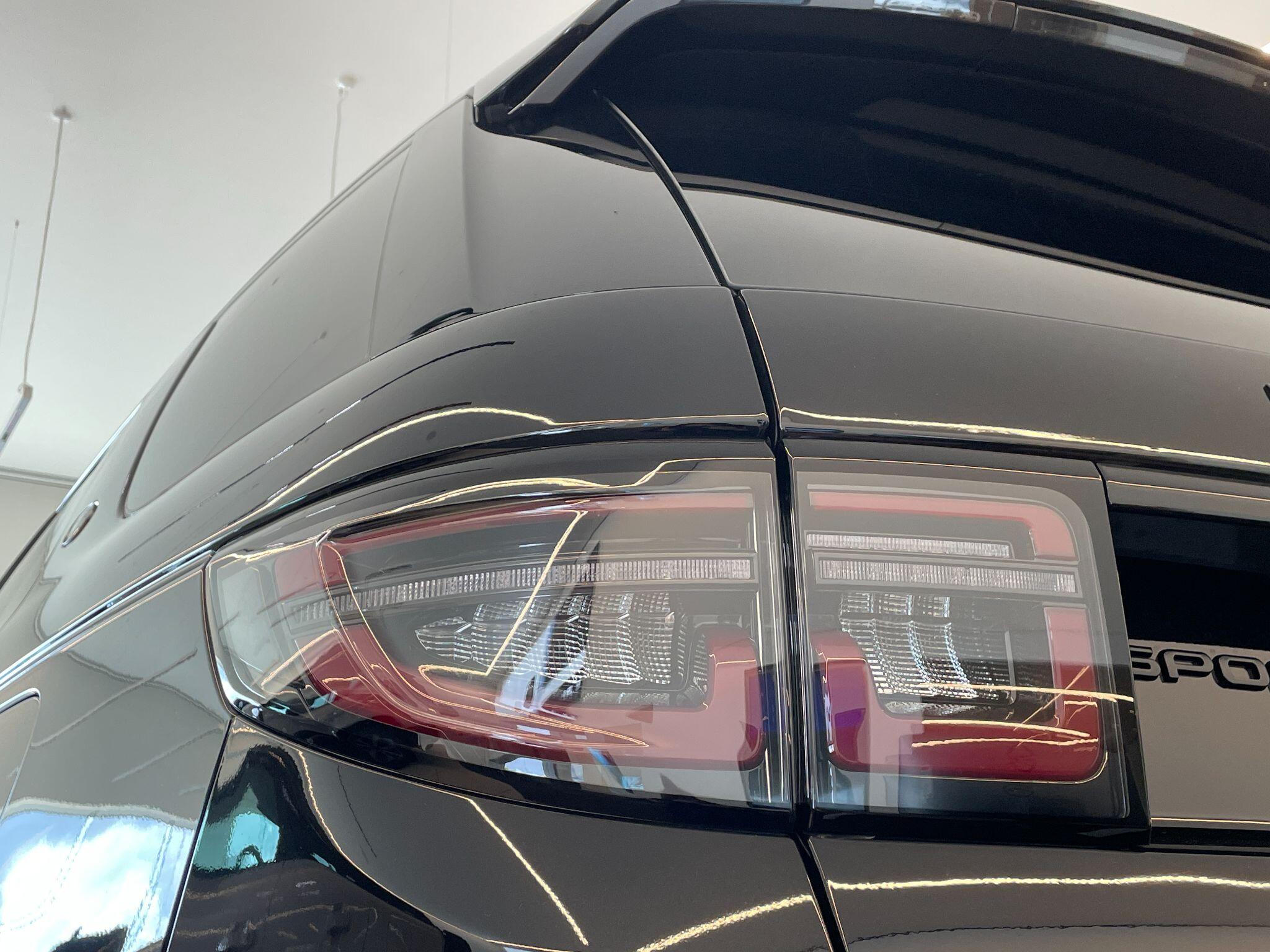 Land Rover Discovery Sport view 17