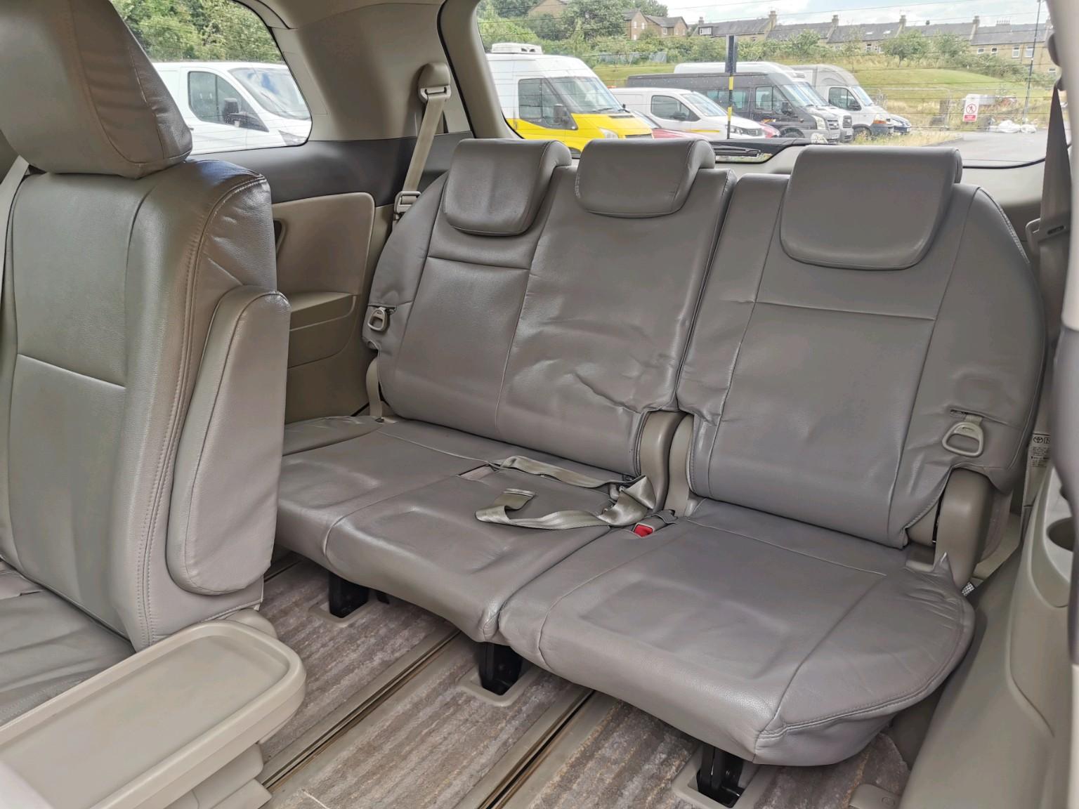 Toyota Estima view 18