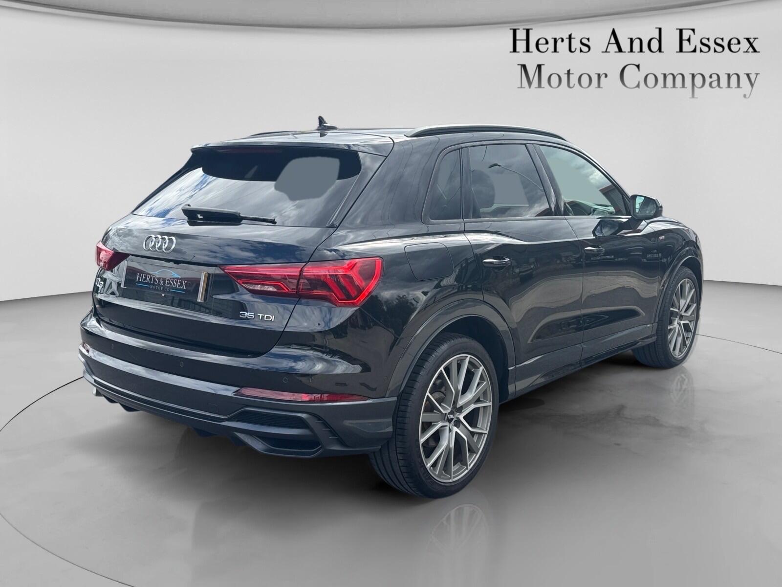 Audi Q3 view 8