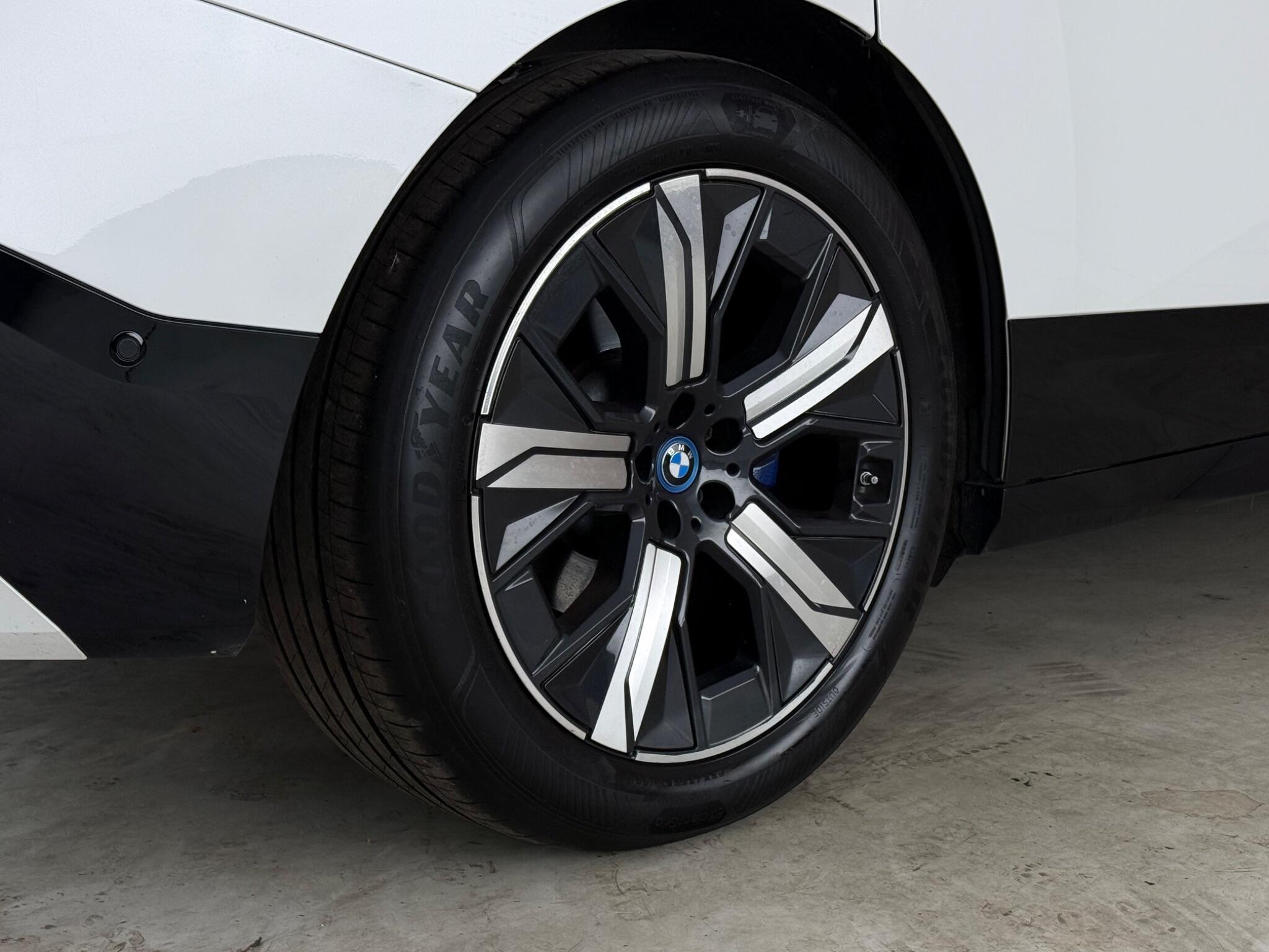 BMW Ix view 9