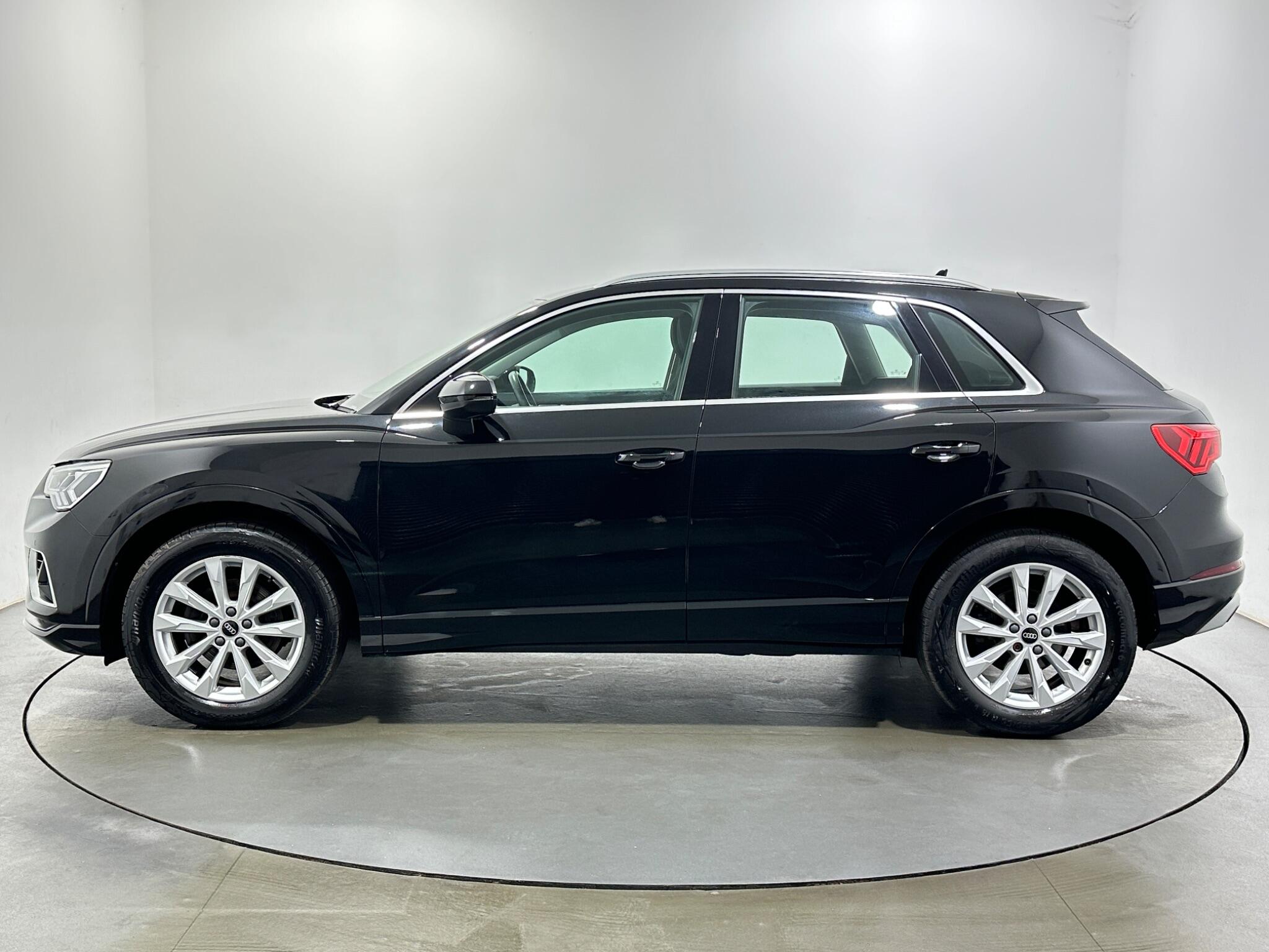 Audi Q3 view 5