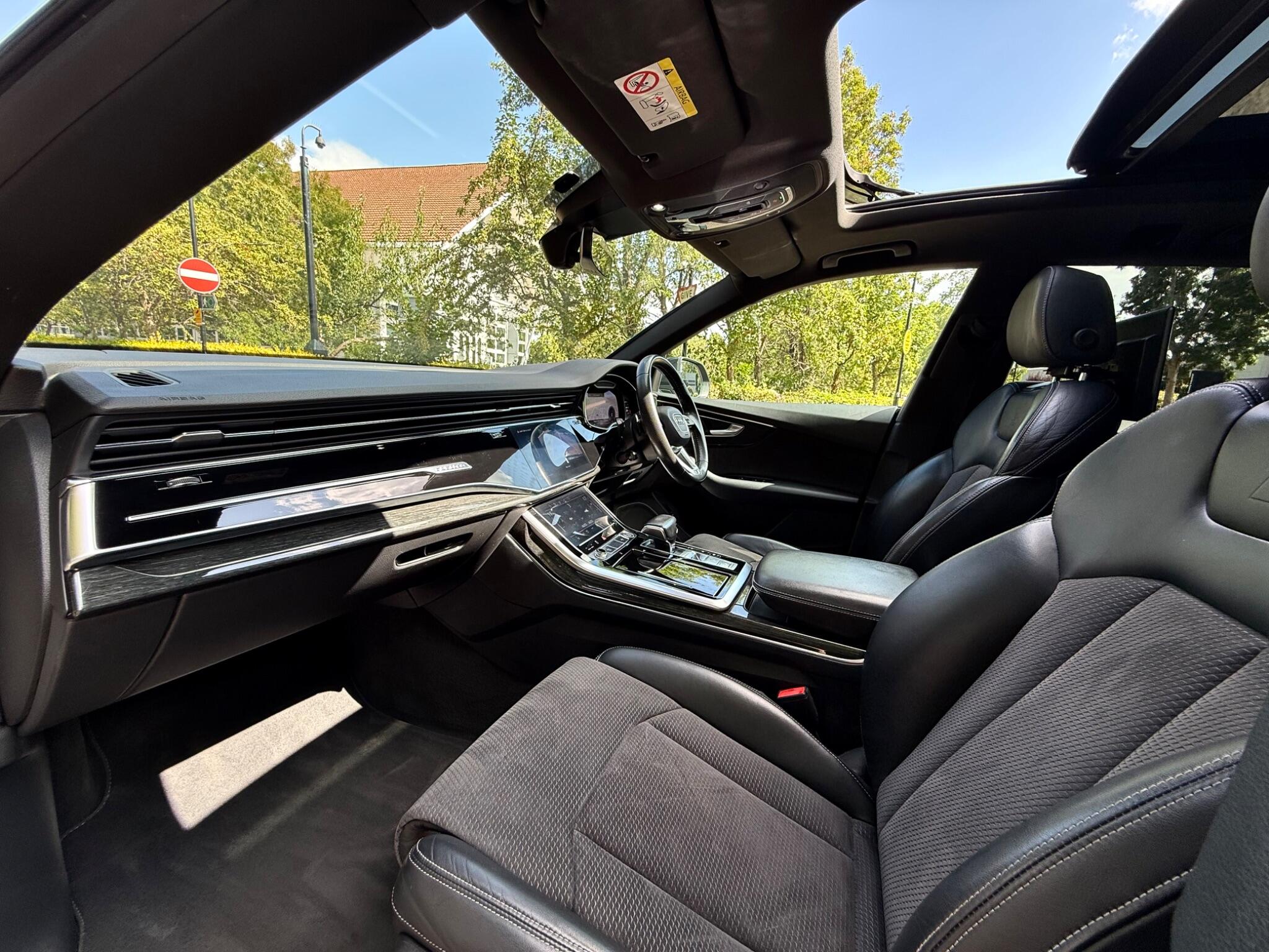 Audi Q8 view 10