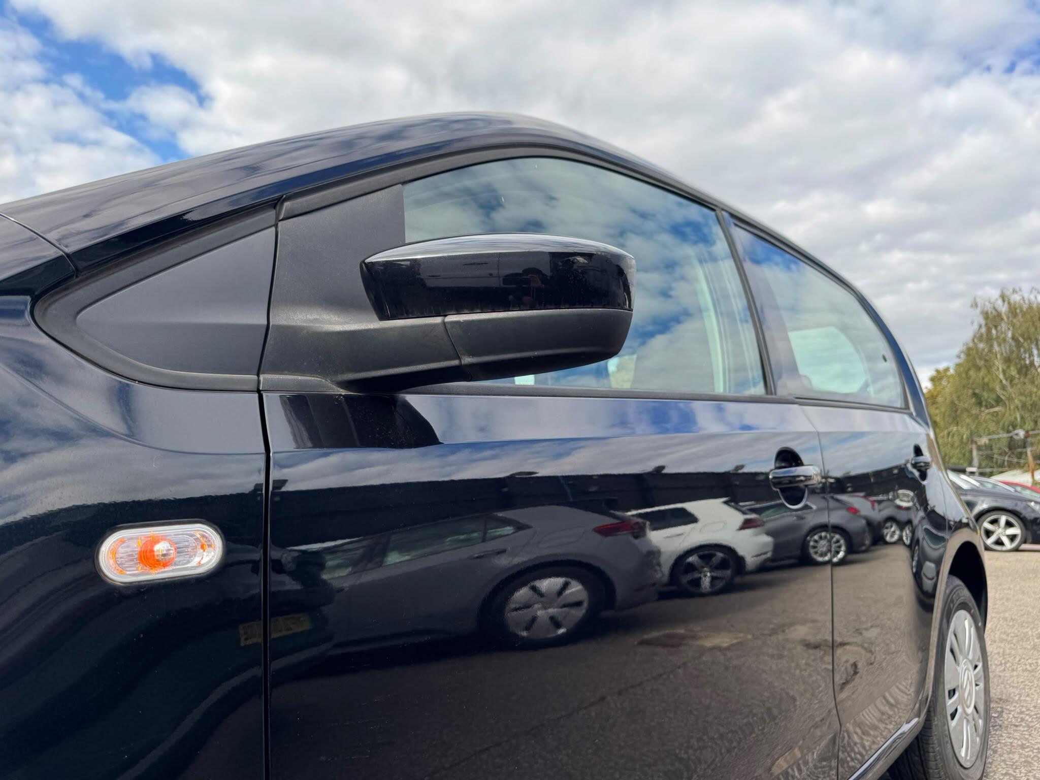 Volkswagen Up! view 56
