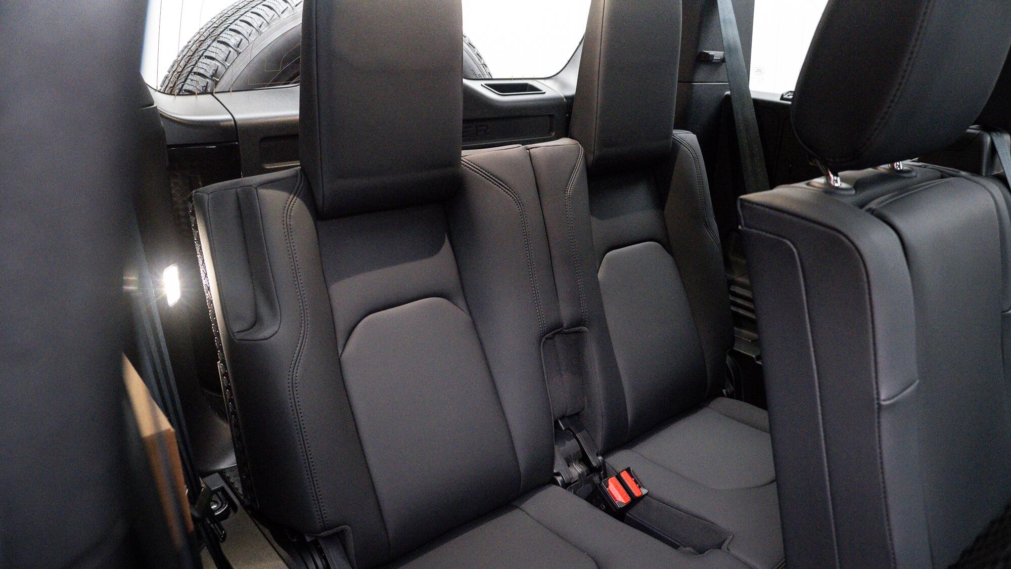 Land Rover Defender 110 view 7