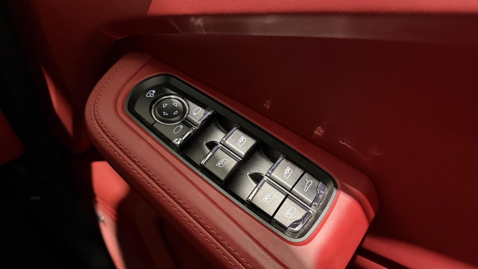 Porsche Macan view 22