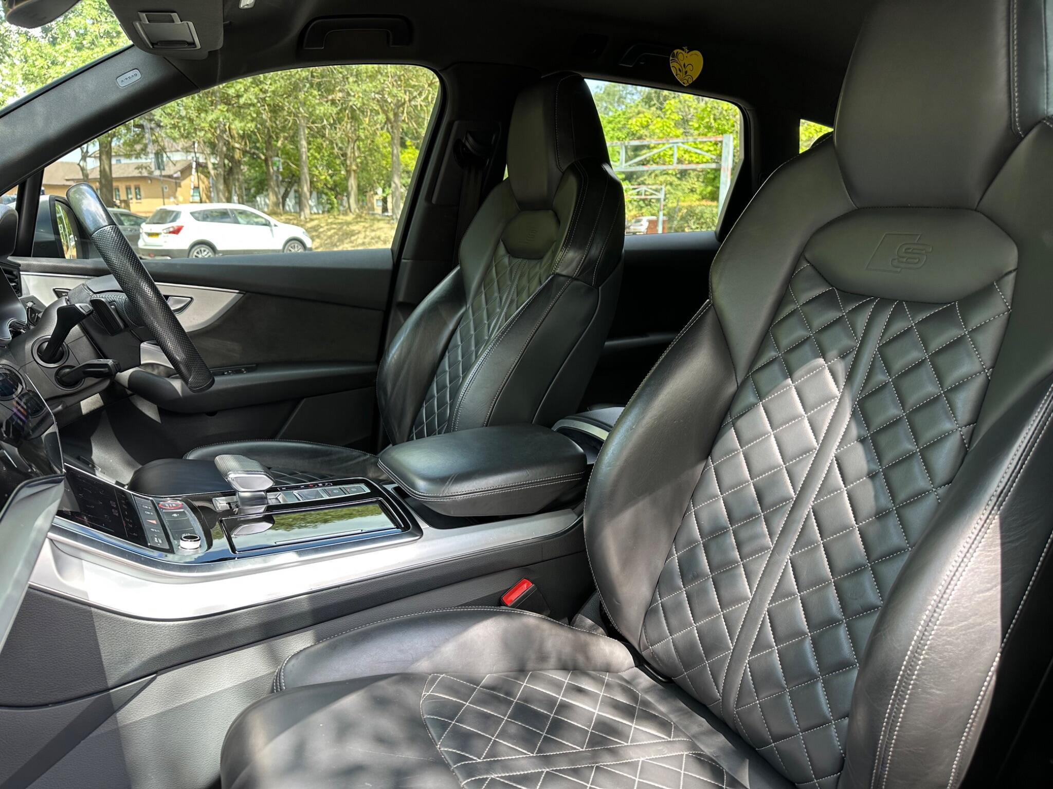 Audi SQ7 view 16