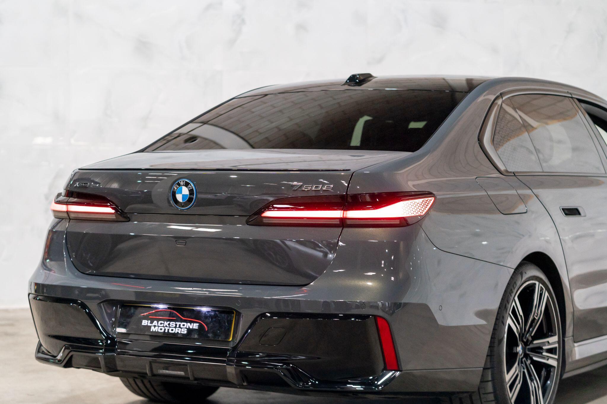 BMW 7 Series view 42
