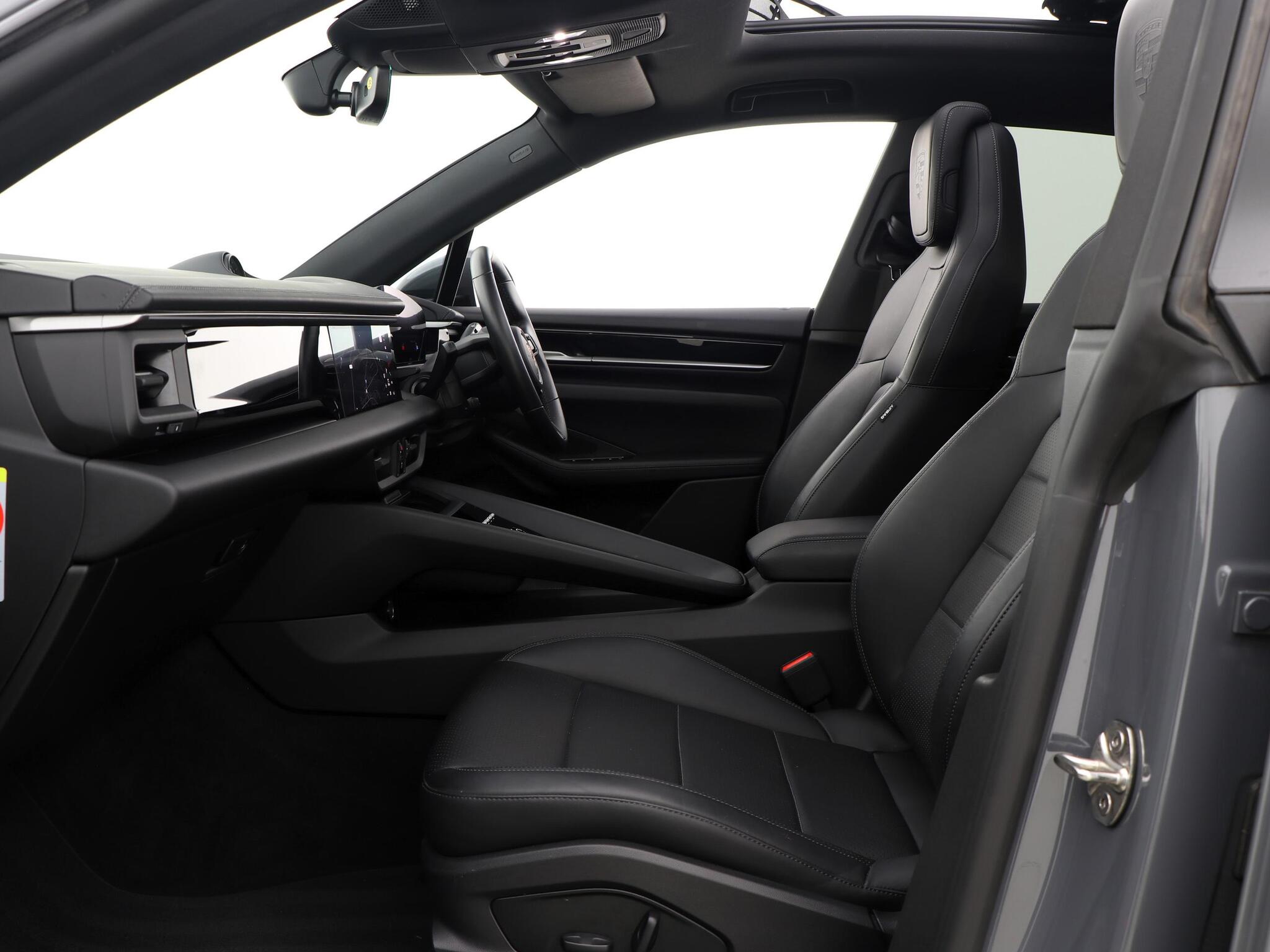 Porsche Macan view 28