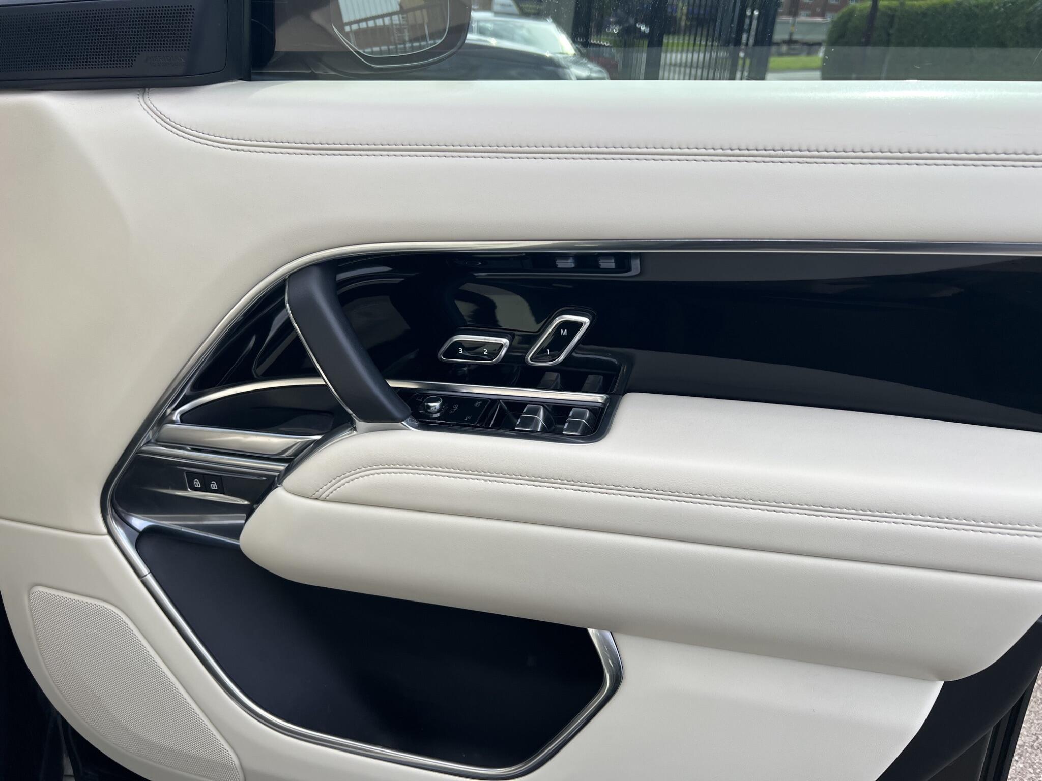Land Rover Range Rover view 30