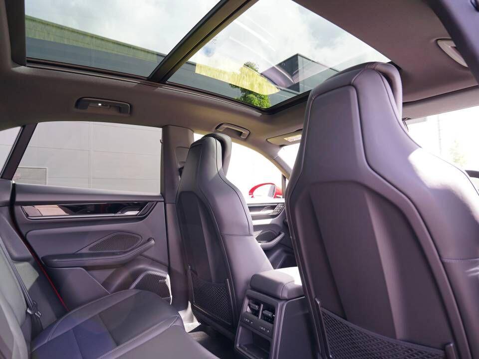 Porsche Macan view 19