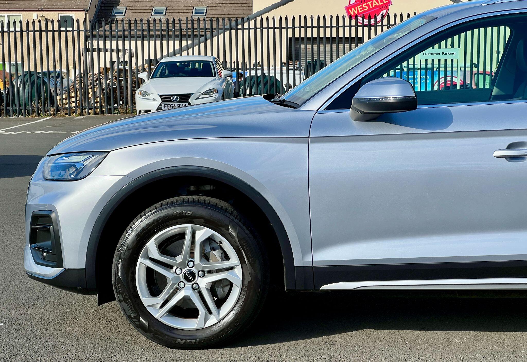 Audi Q5 view 10