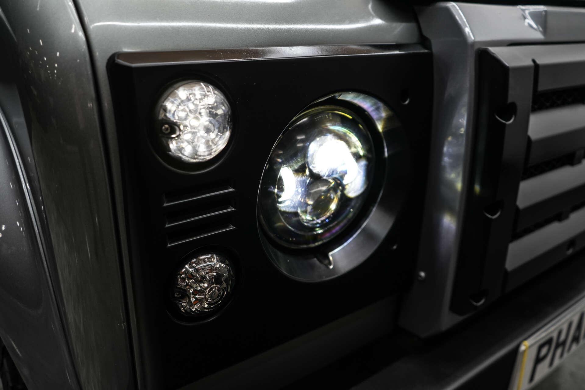 Land Rover Defender 90 view 34
