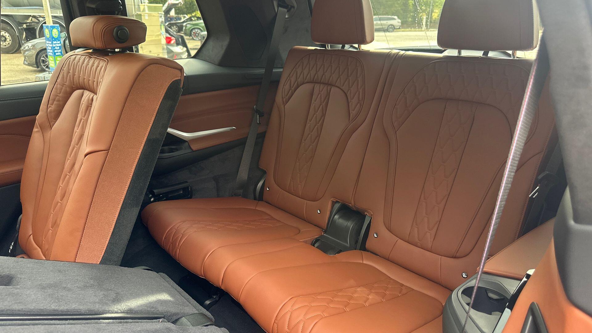 BMW X7 view 24