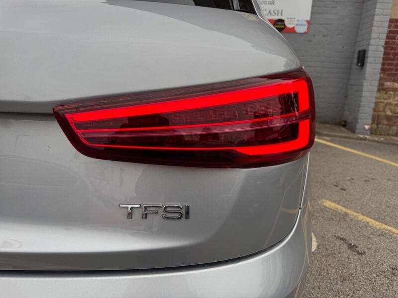 Audi Q3 view 21