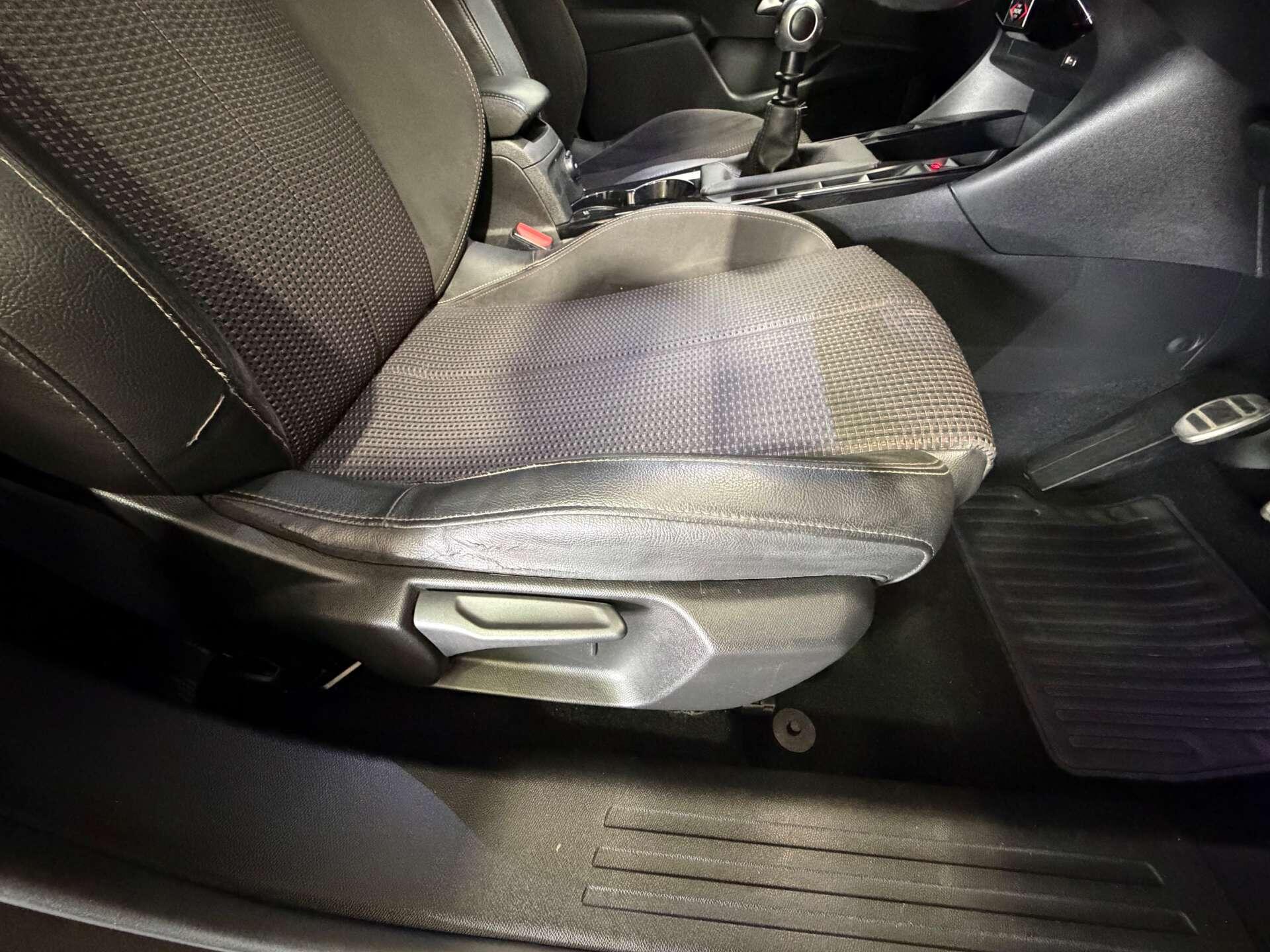 DS Automobiles DS 3 Crossback view 16