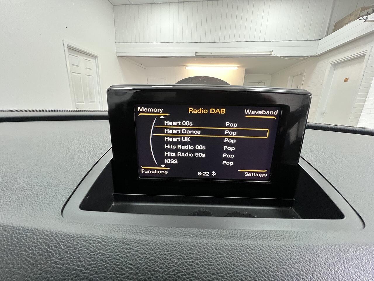 Audi Q3 view 10