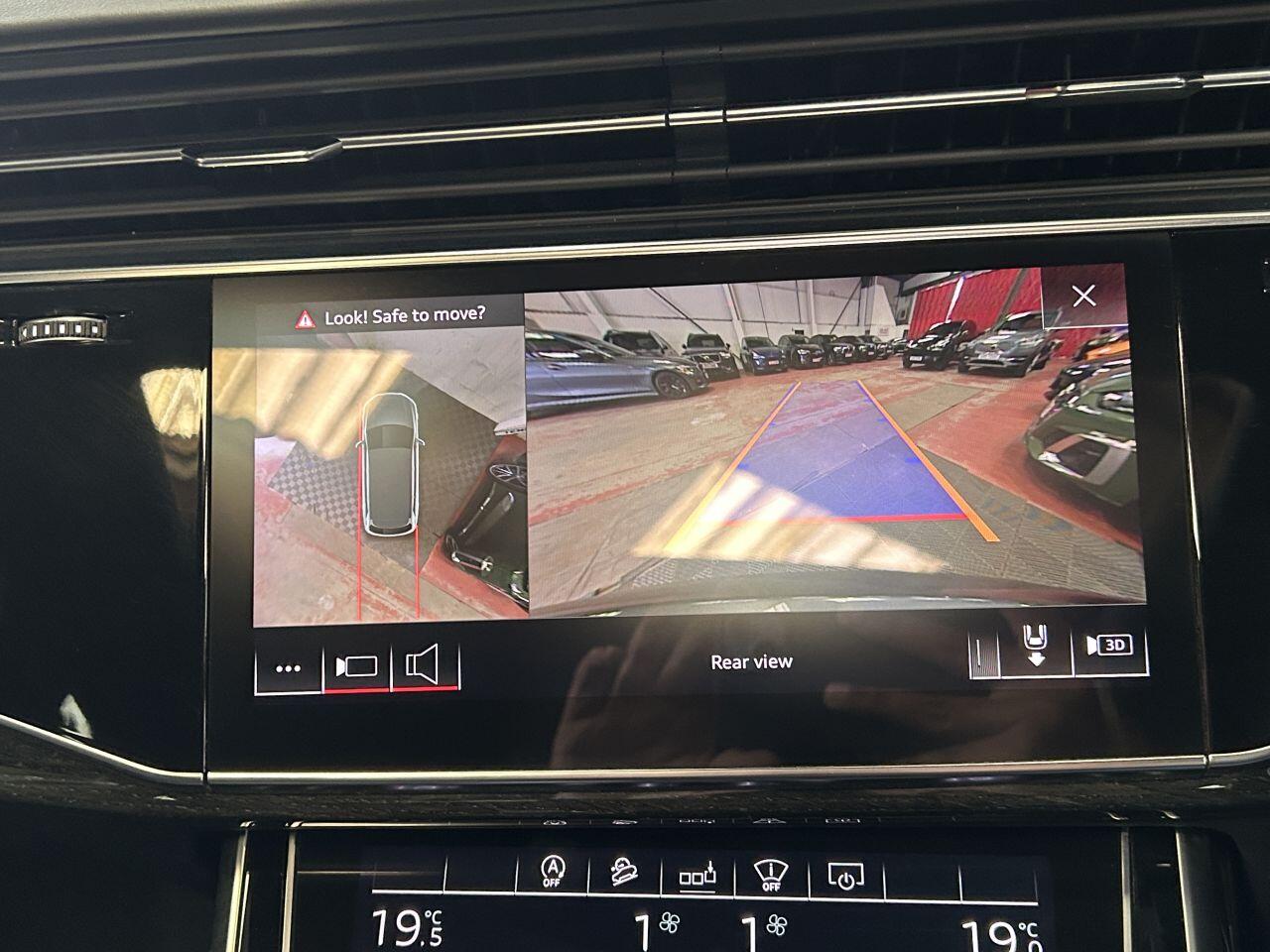 Audi Q7 view 47