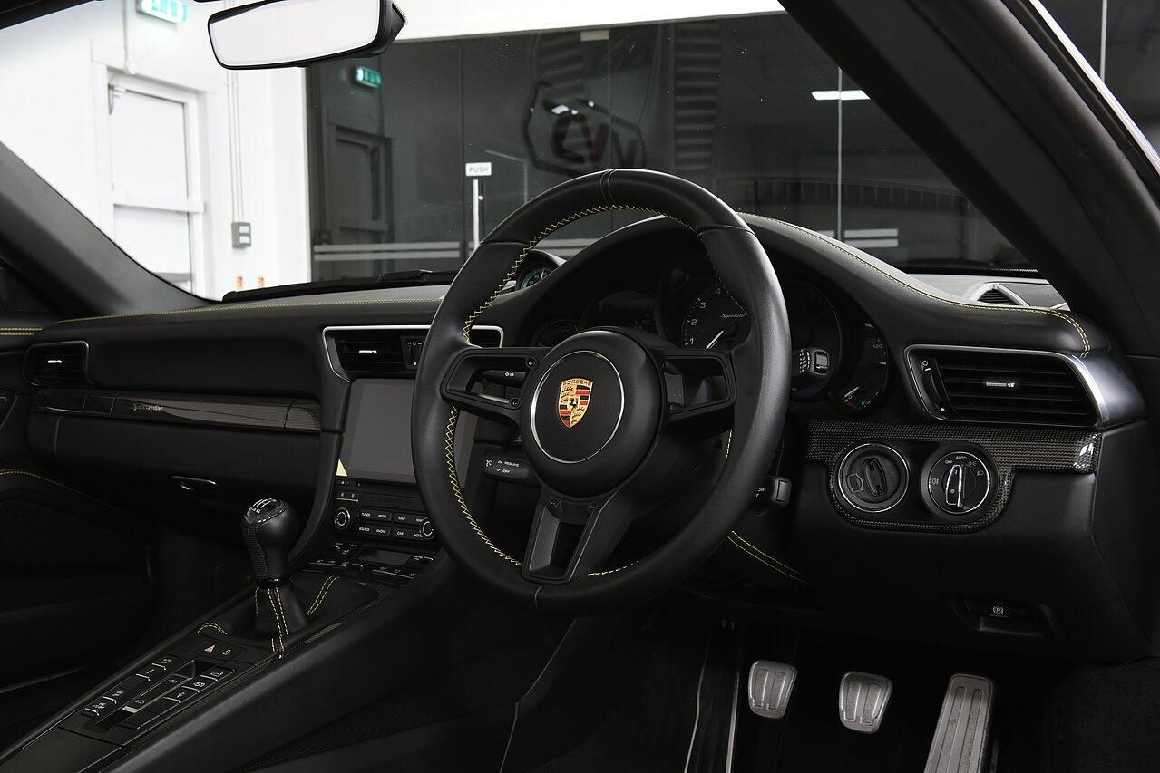 Porsche 911 view 5
