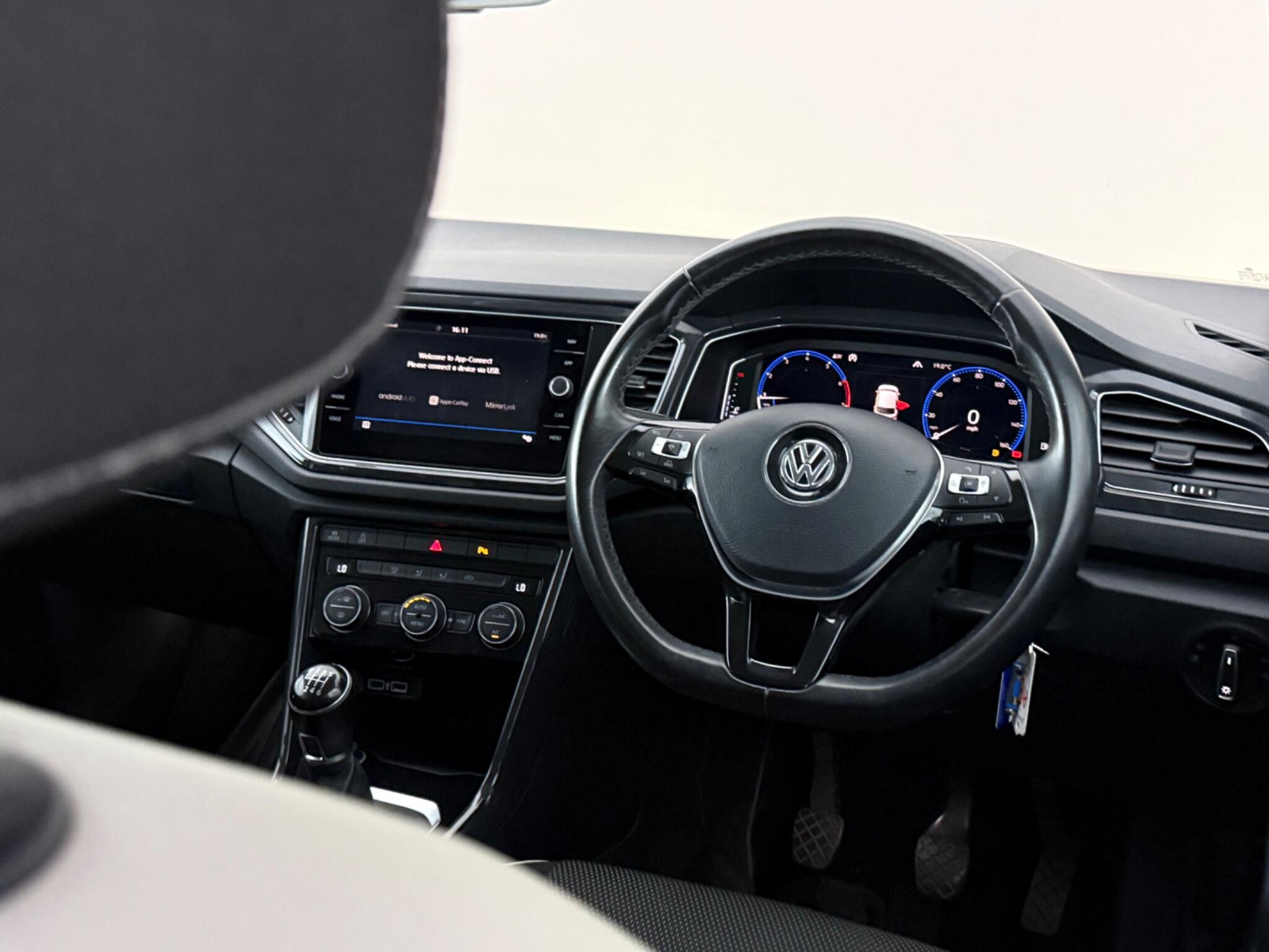Volkswagen T-Roc view 10