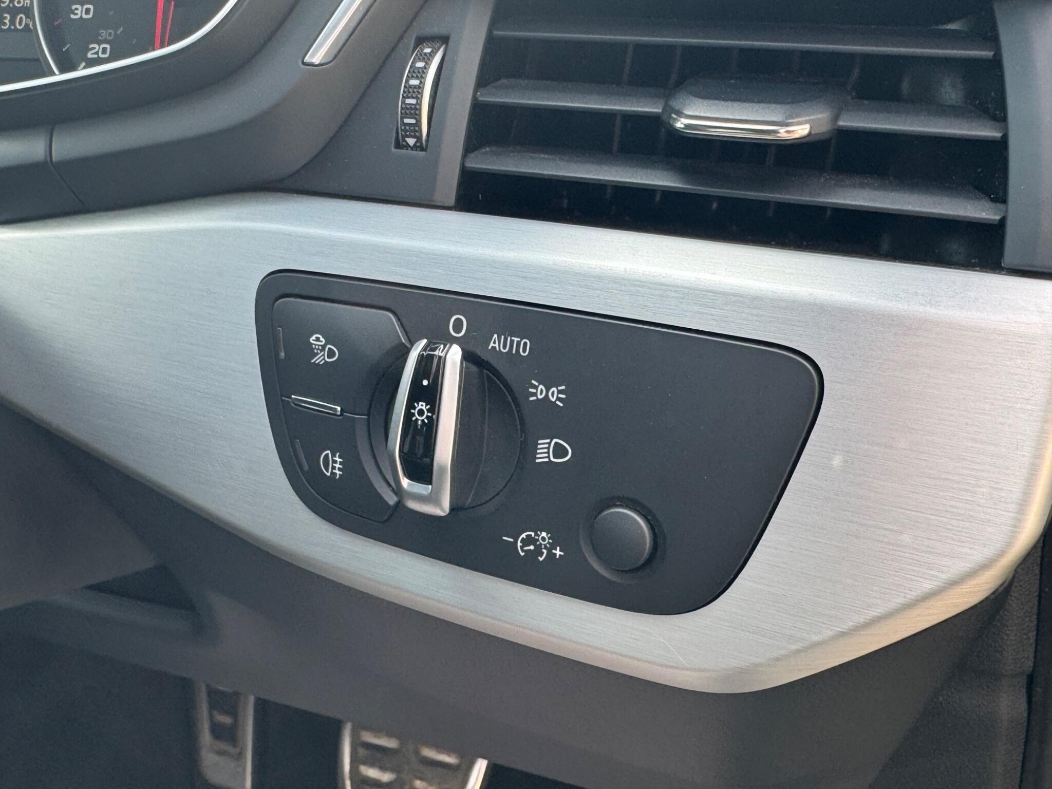 Audi A4 view 14
