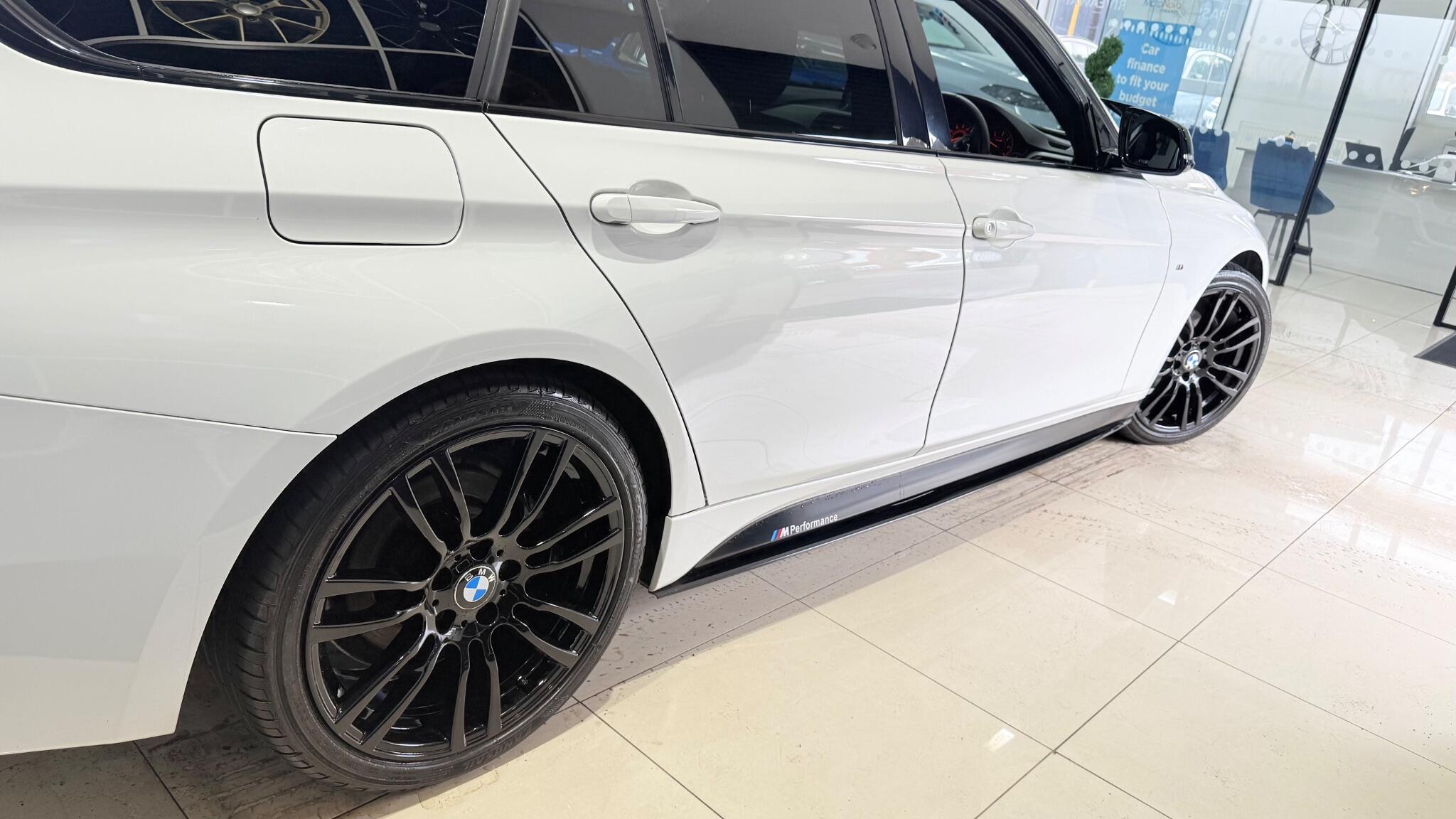 BMW 3 Series view 24