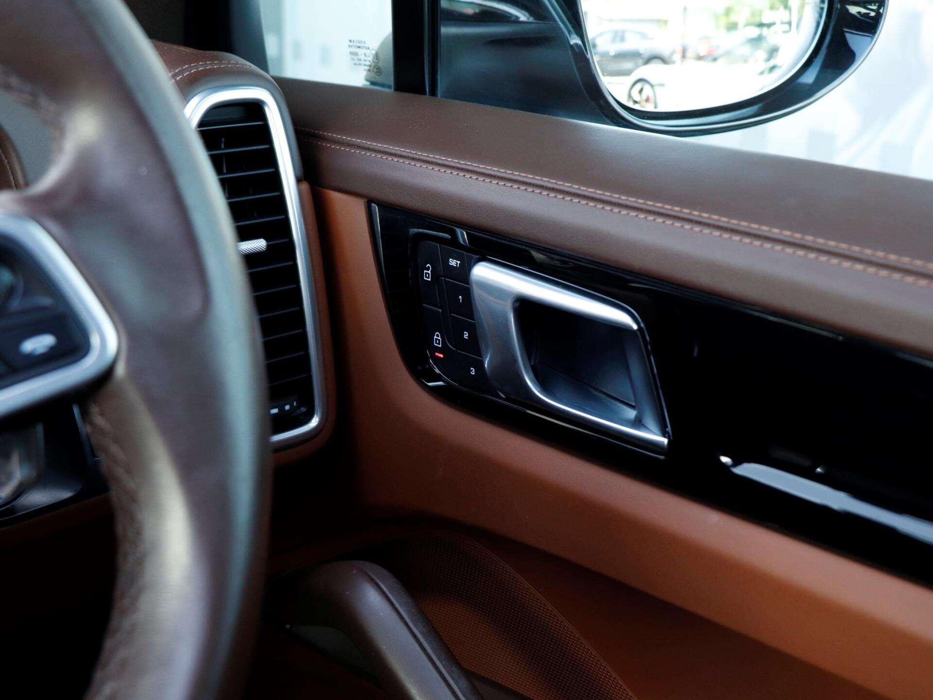 Porsche Cayenne view 22
