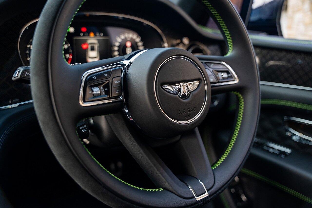 Bentley Bentayga view 80